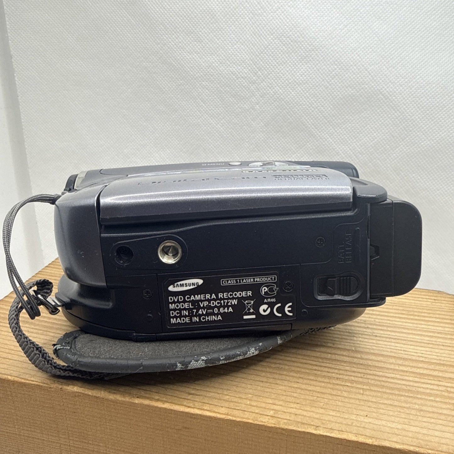 Samsung VP-DC172W Camcorder 34x Zoom Mini 8cm DVD + Battery & Charger