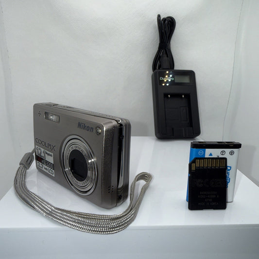 Nikon Coolpix S700 12MP Digital Camera Tested *Minor Screen Issue* + Accessories