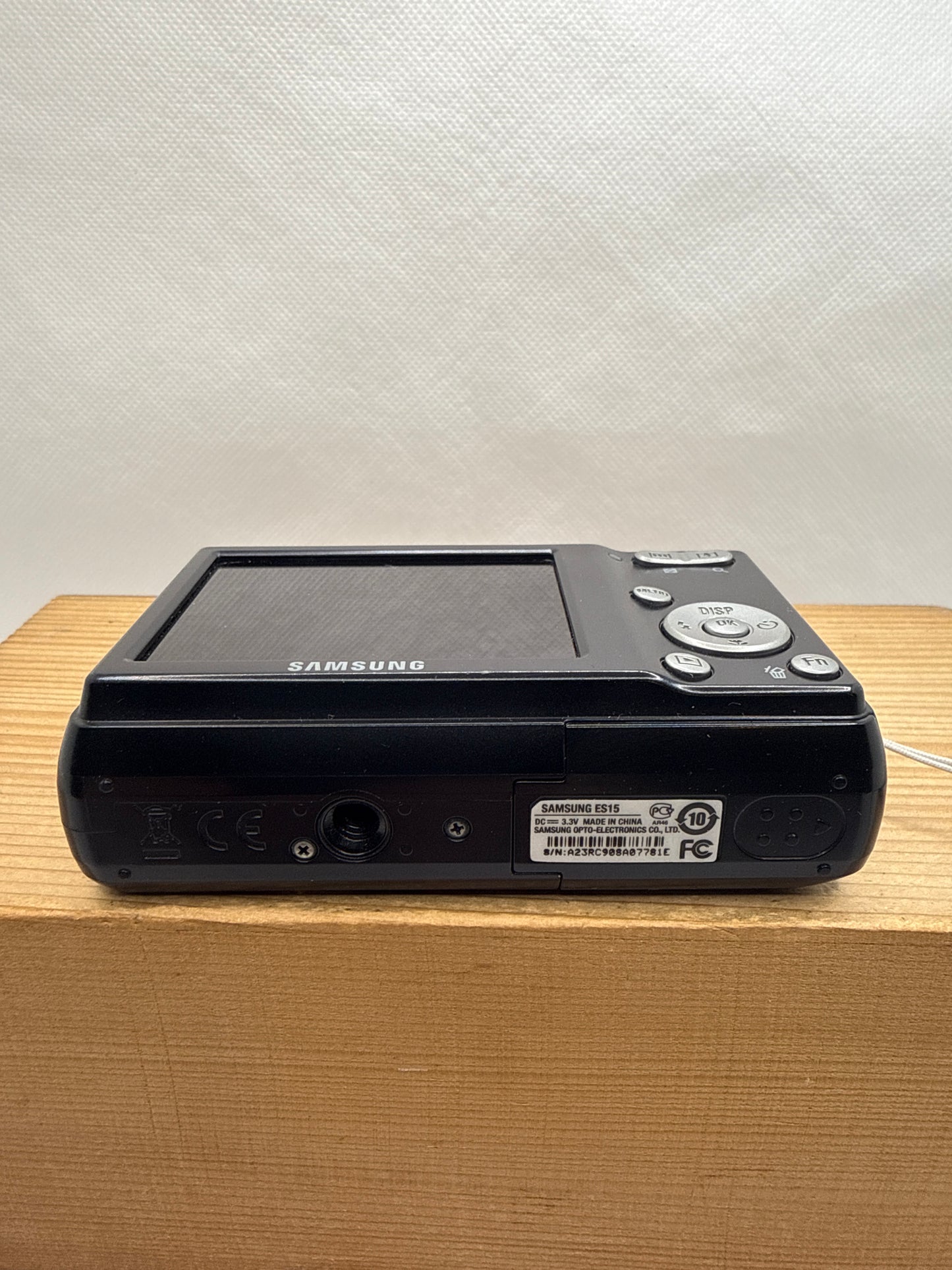 Samsung ES15 10.2MP Digital Camera Tested Working + Charger Battery & 4GB SD Card