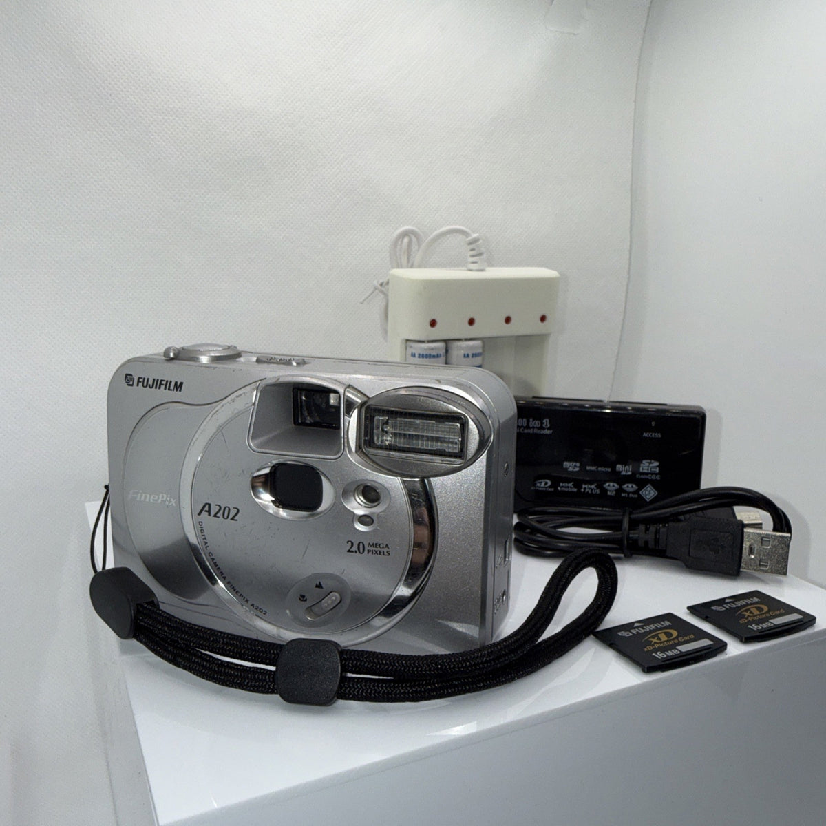 Fujifilm FinePix A202 2MP Digital Camera Tested Y2K + Charger Batteries Memory