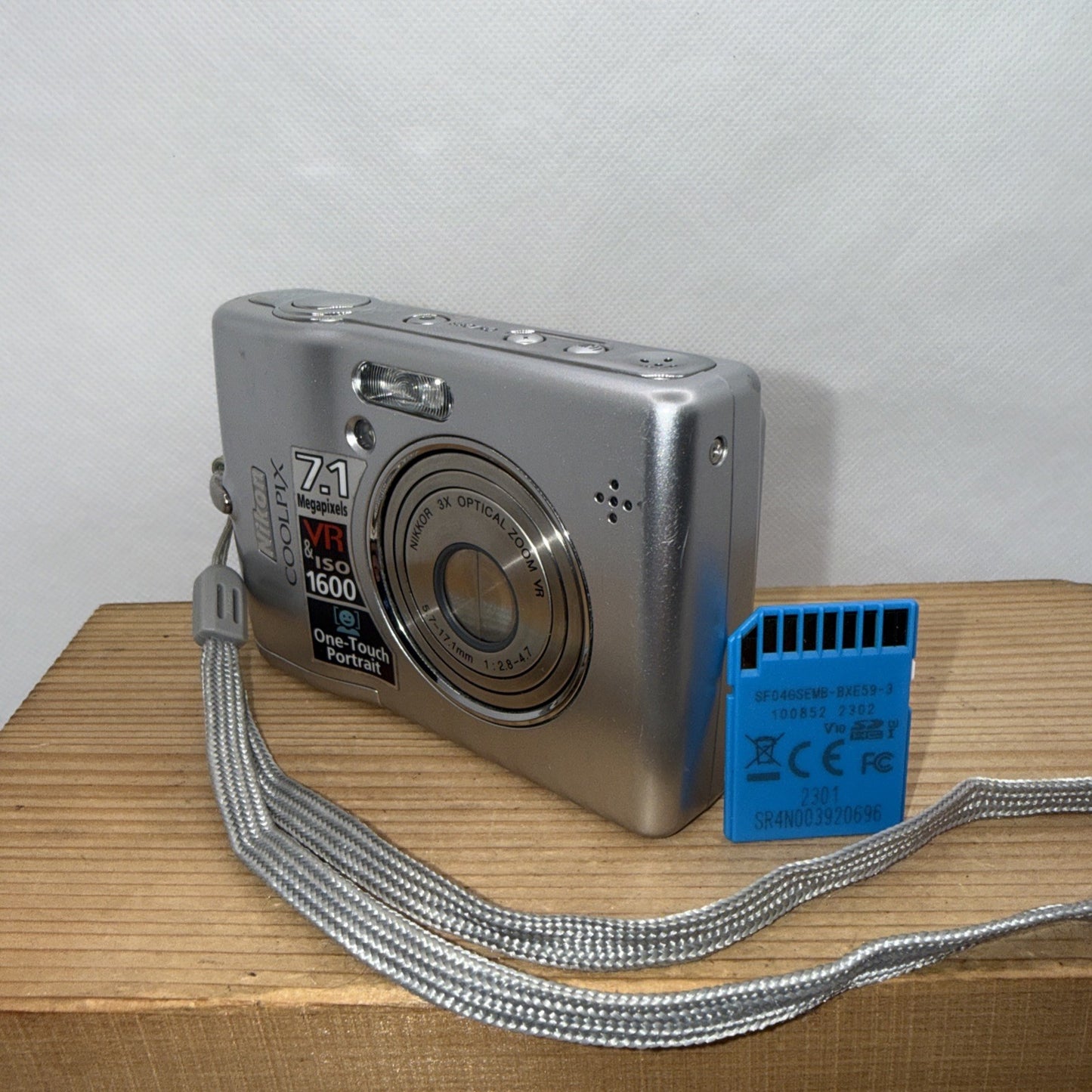 Nikon Digital Camera Coolpix L12 7.1MP Tested *Minor Screen Damage* + 4GB SD