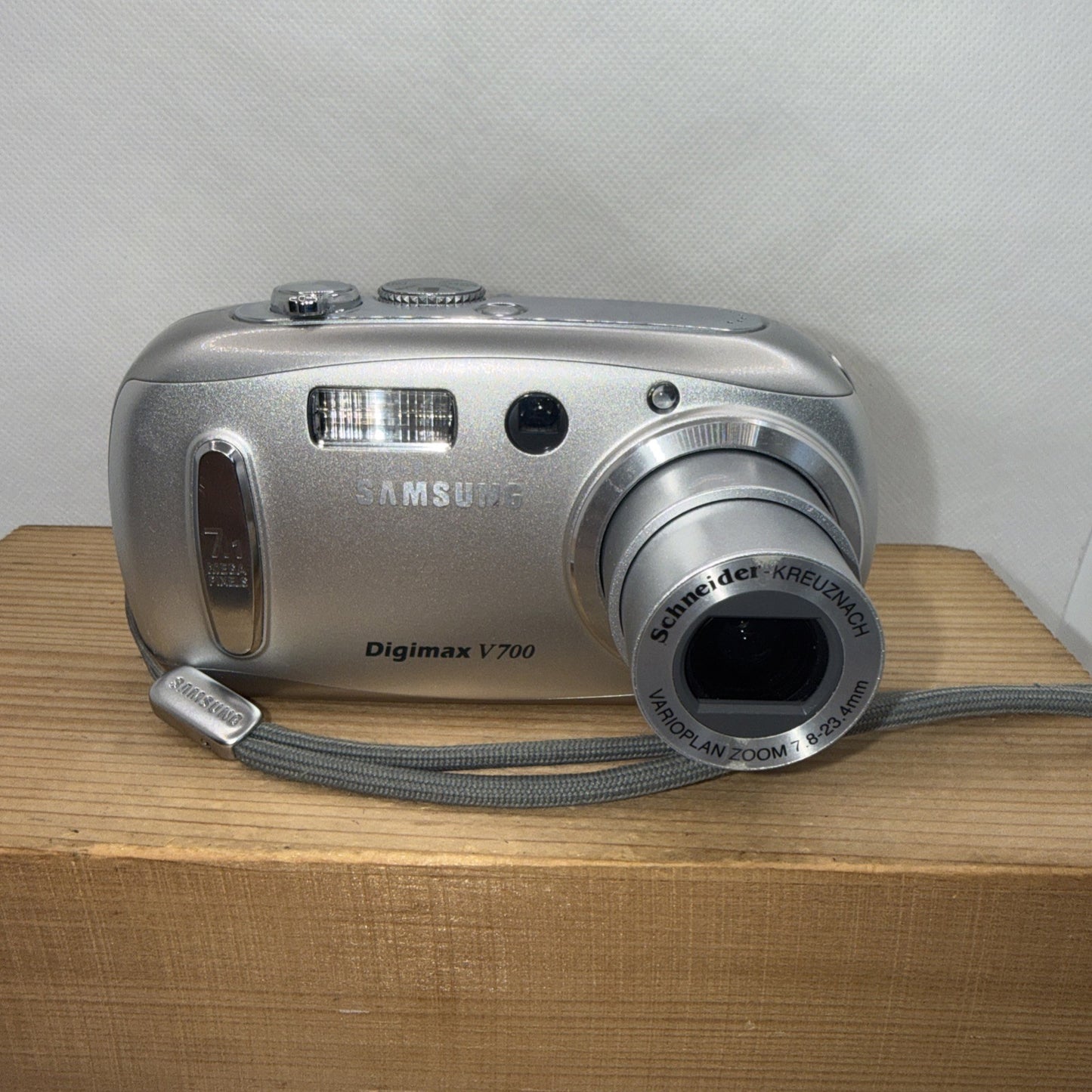 Samsung Digimax V700 Digital Camera 7.1MP Tested + Charger Battery 2GB SD Card