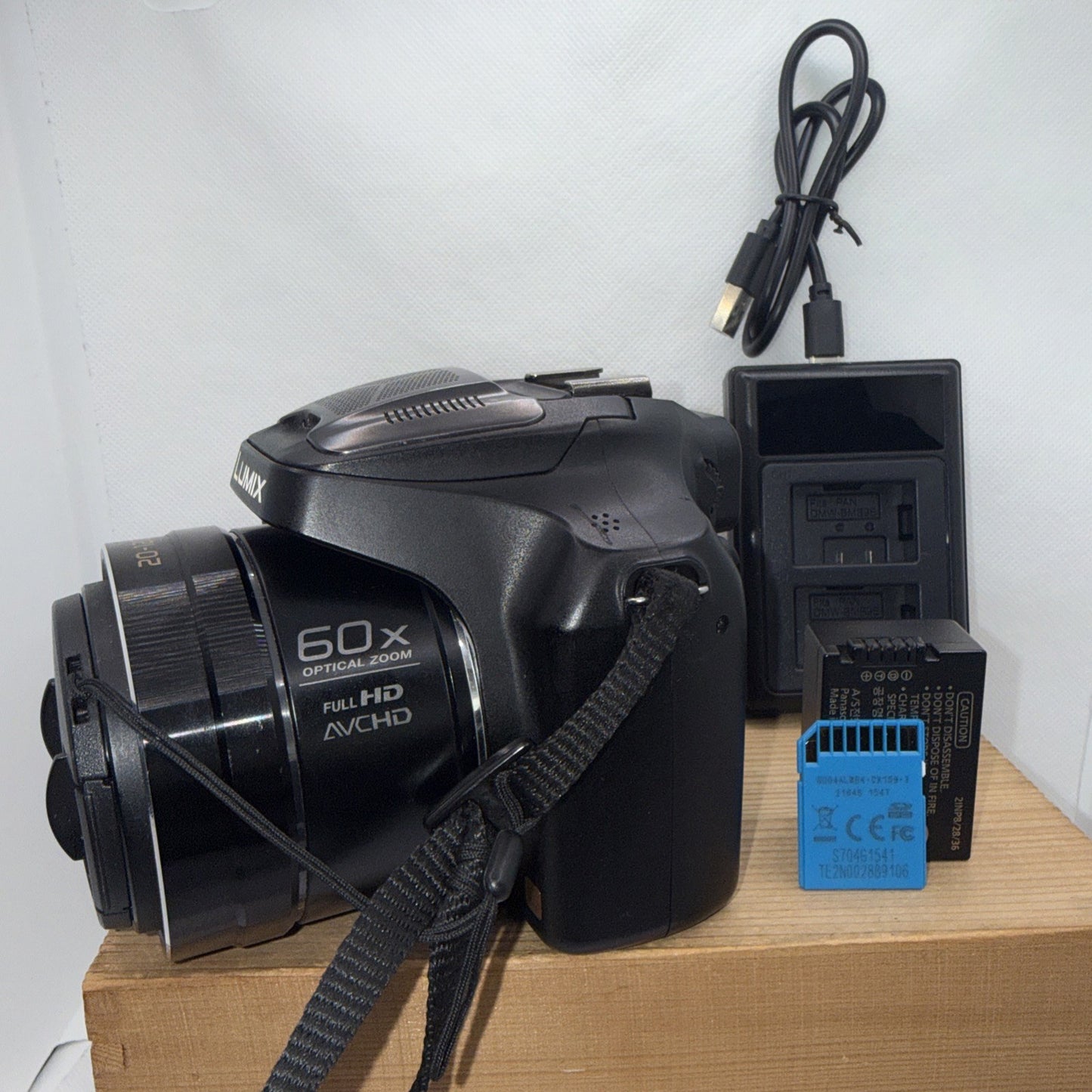 Panasonic Lumix DMC-FZ72 16.1MP Digital Bridge Camera *Minor Lens Issue - Tested