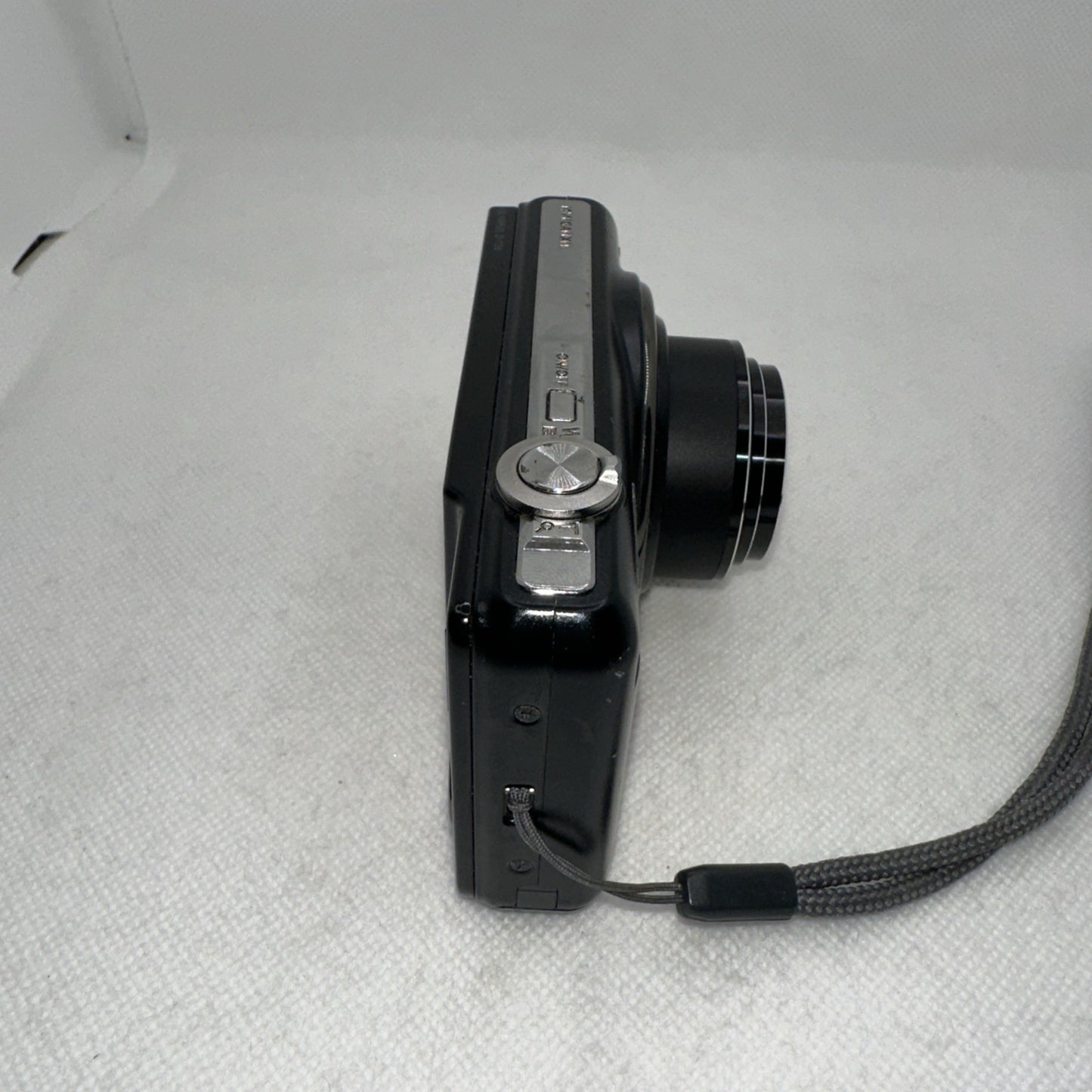 Olympus D-720 14.0MP Digital Camera *Some Dead Pixels* + Charger Battery 16GB SD8