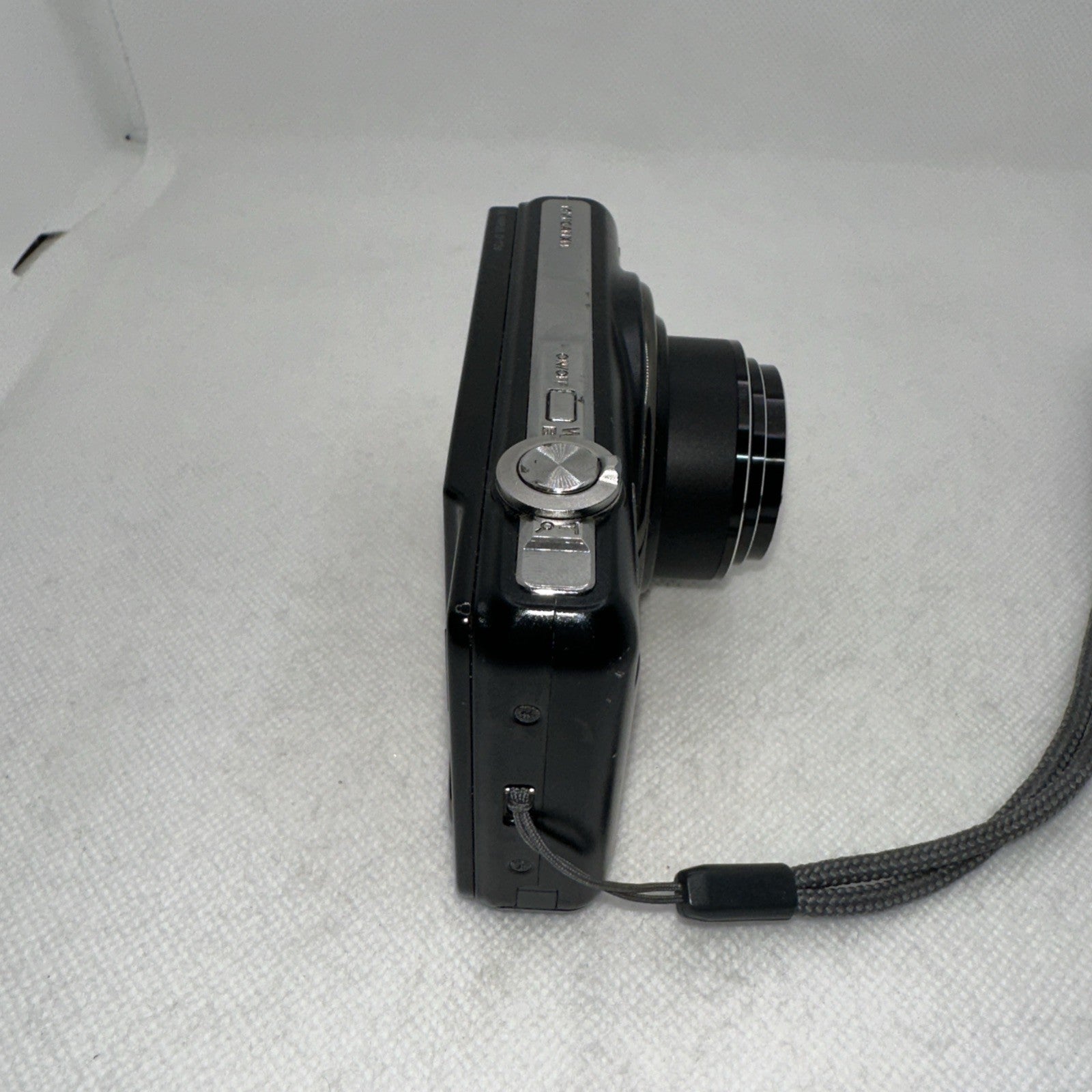 Olympus D-720 14.0MP Digital Camera *Some Dead Pixels* + Charger Battery 16GB SD8