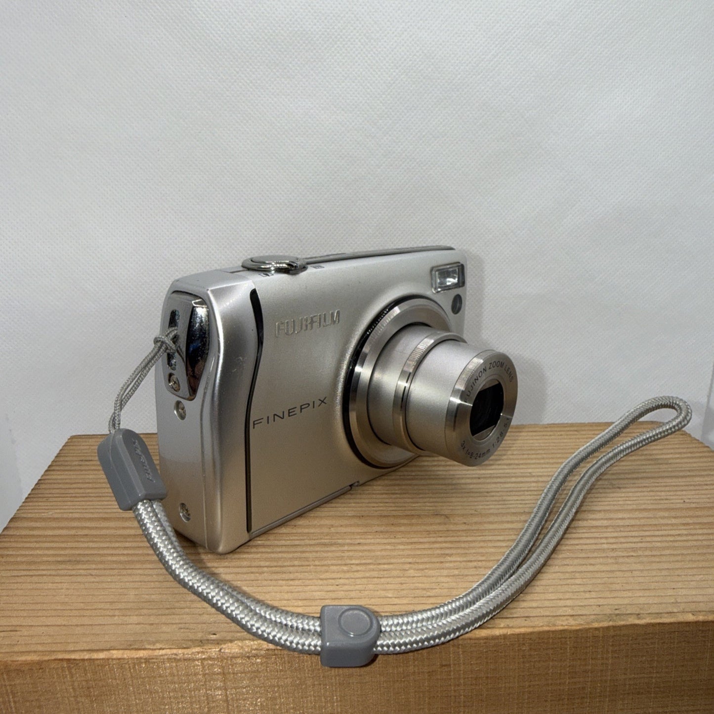 Fujifilm FinePix F47fd 9.0MP Digital Camera Tested + Charger Battery 2GB SD Case