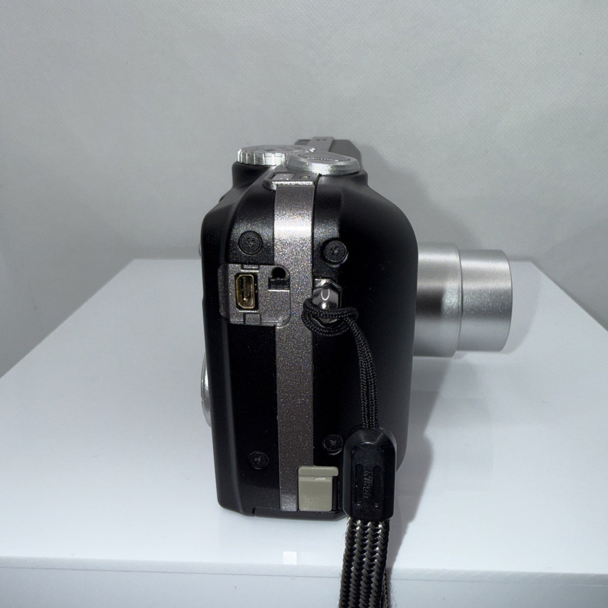 Digital Camera Nikon Coolpix P1 8MP 3.5x Zoom Wi-Fi Tested Full Kit Retro