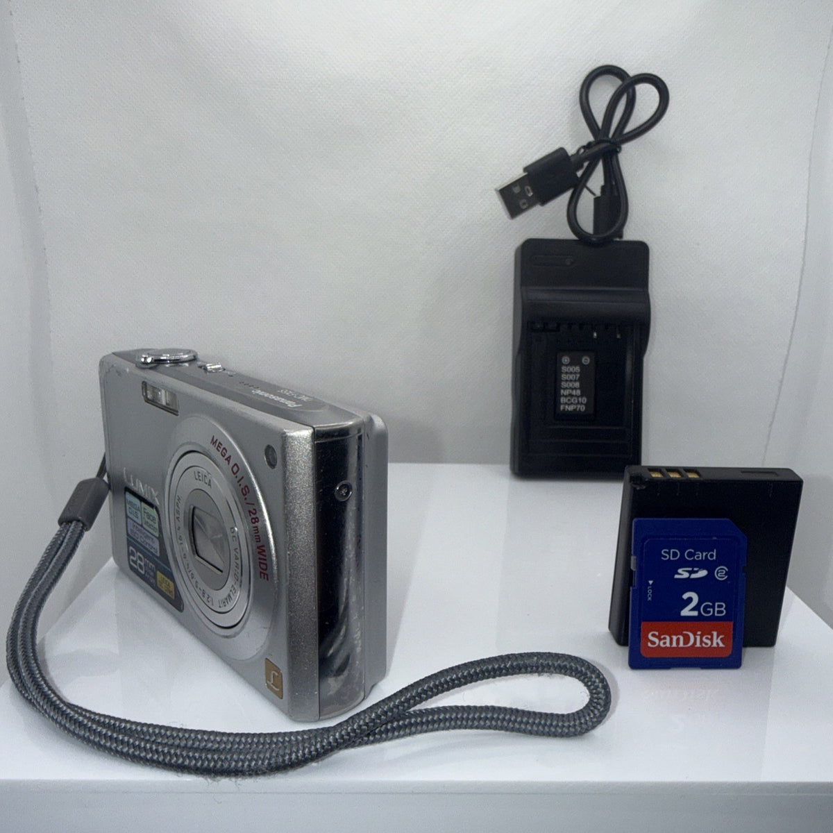 Digital Camera Panasonic Lumix DMC-FX55 8.1MP Tested + Charger Battery 2GB SD