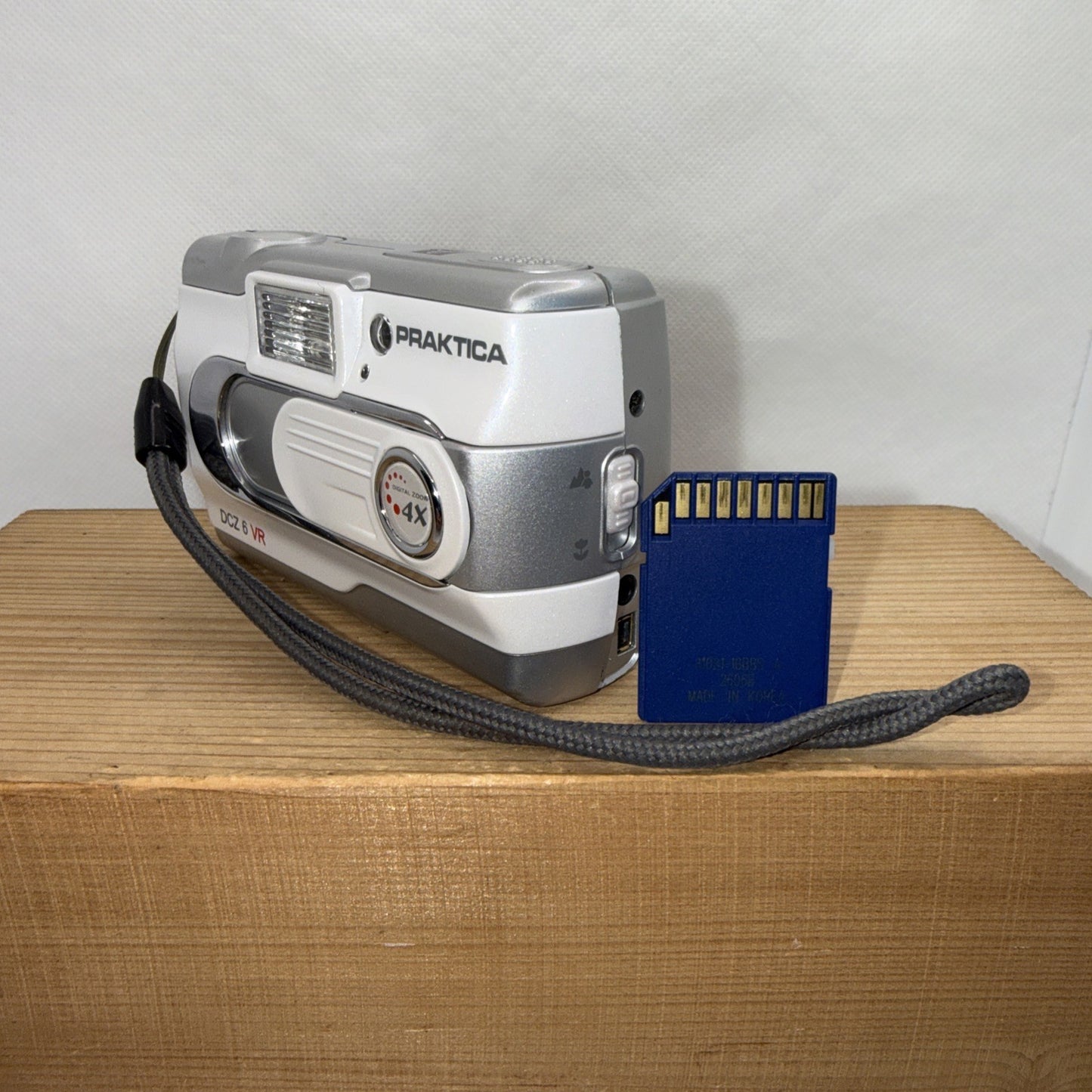 Praktica DCZ 6 VR Digital camera - 6.0MP + 1GB SD Card Takes AA Batteries Y2K