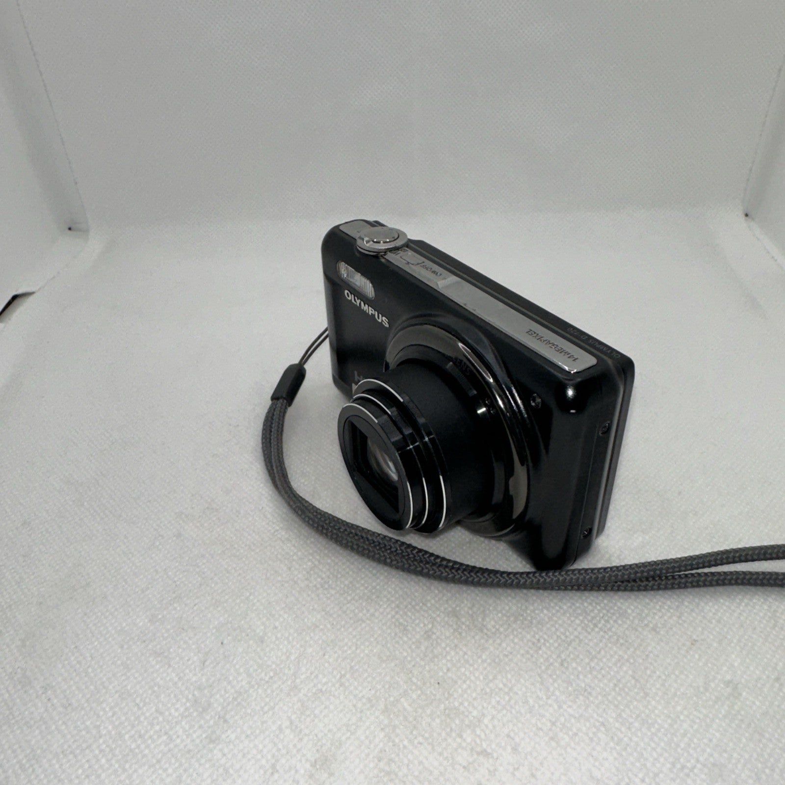 Olympus D-720 14.0MP Digital Camera *Some Dead Pixels* + Charger Battery 16GB SD3