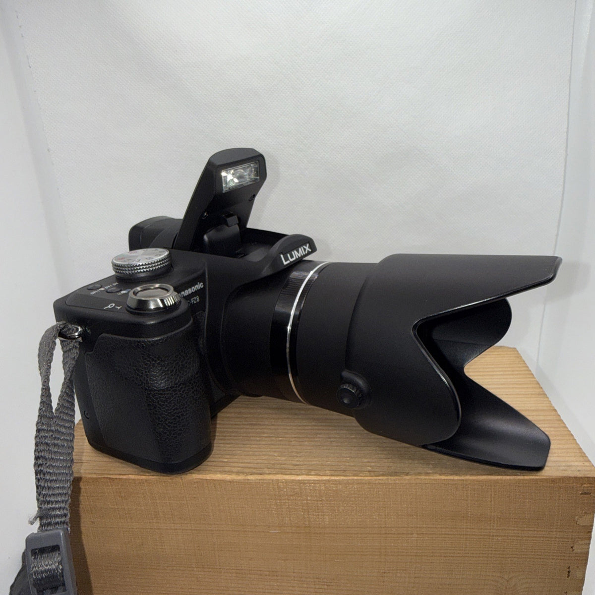 Panasonic Lumix DMC-FZ8 Digital Camera 7.2MP Tested + Charger Battery 4GB SD