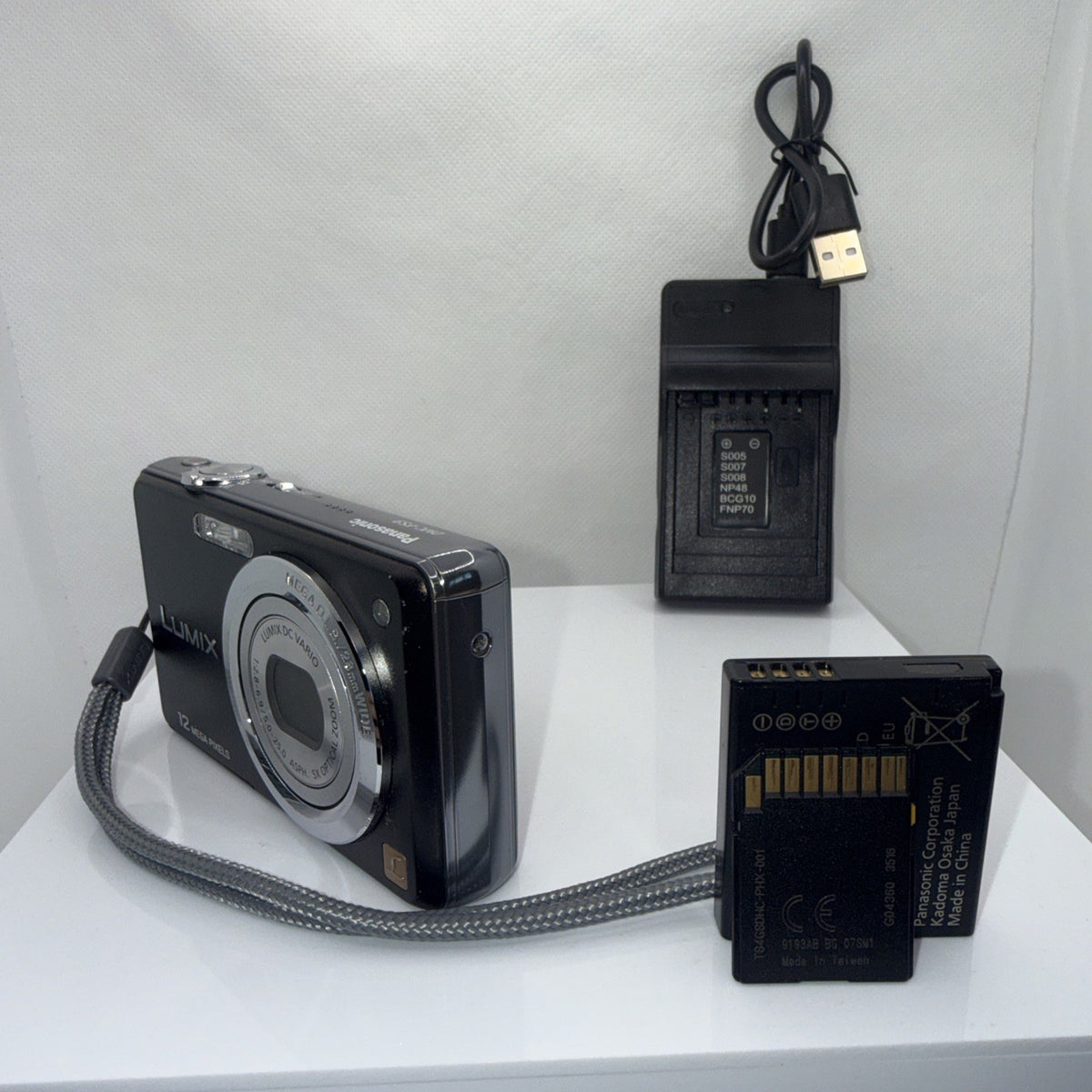 Digital Camera Panasonic Lumix DMC-FS9 12.1MP Tested + Charger Battery 4GB SD