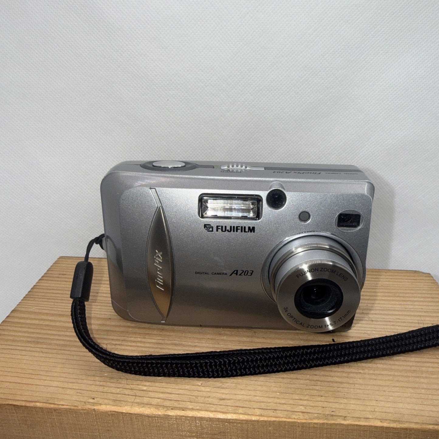 Fujifilm FinePix A203 2.0MP Compact Digital Camera + XD Card & Accessories Retro