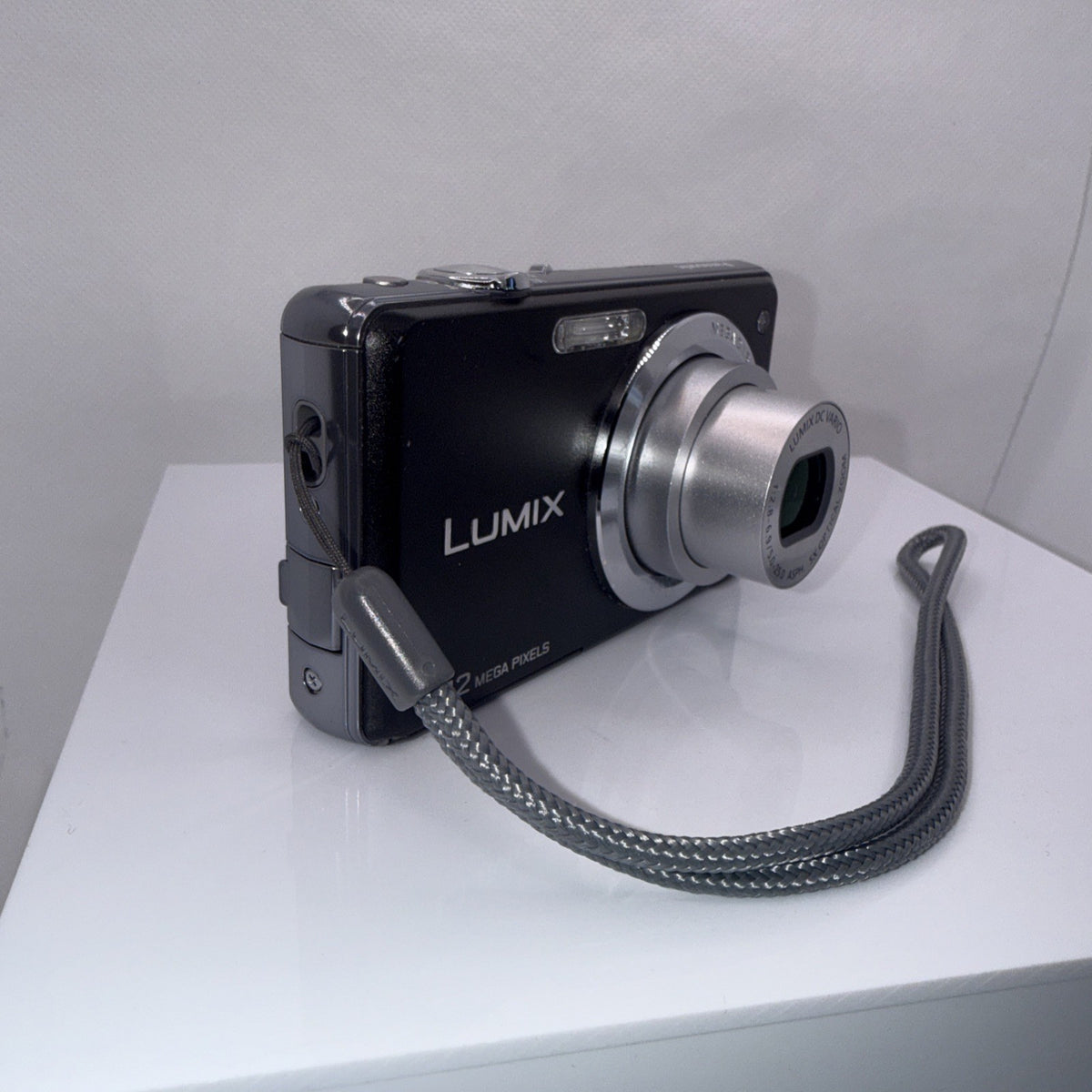 Digital Camera Panasonic Lumix DMC-FS9 12.1MP Tested + Charger Battery 4GB SD