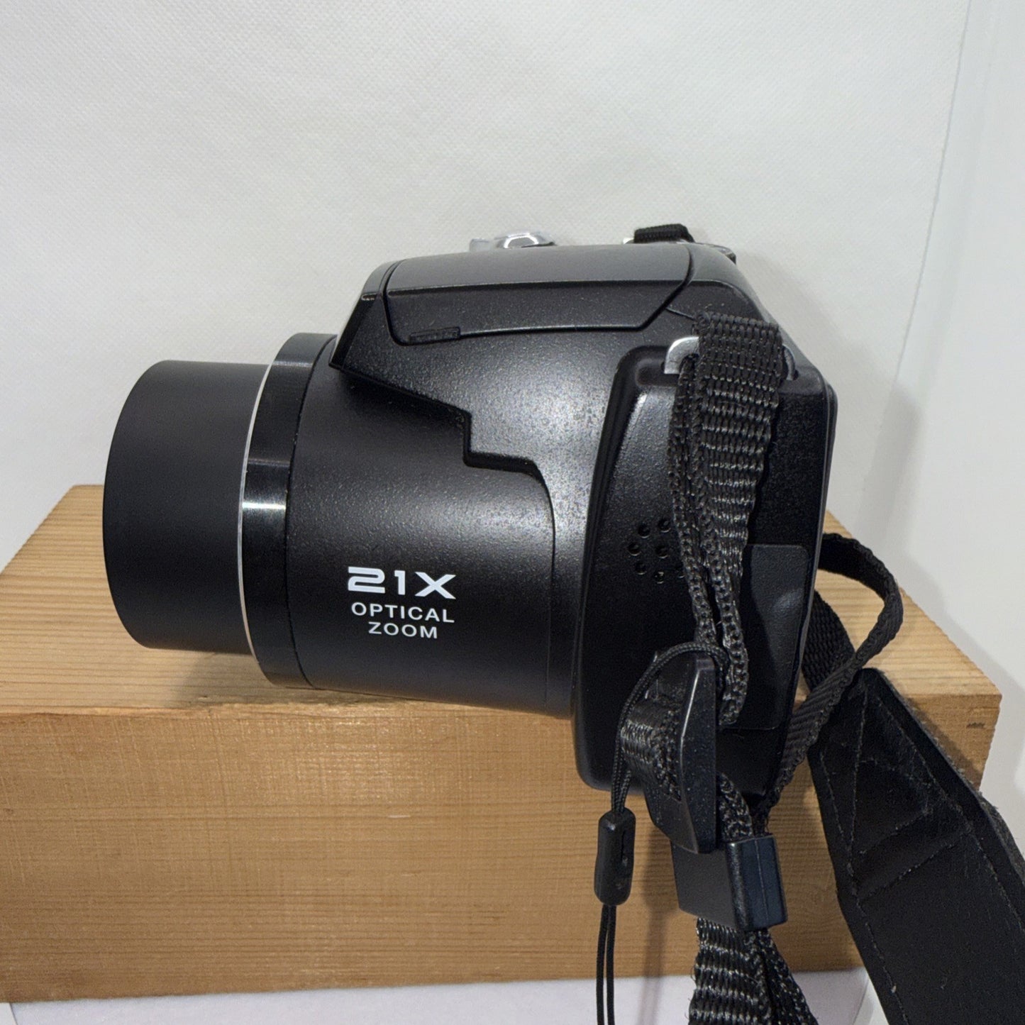 Hitachi HBC161E Digital Bridge Camera 21 x Zoom Tested Working Plus 4GB SD Card