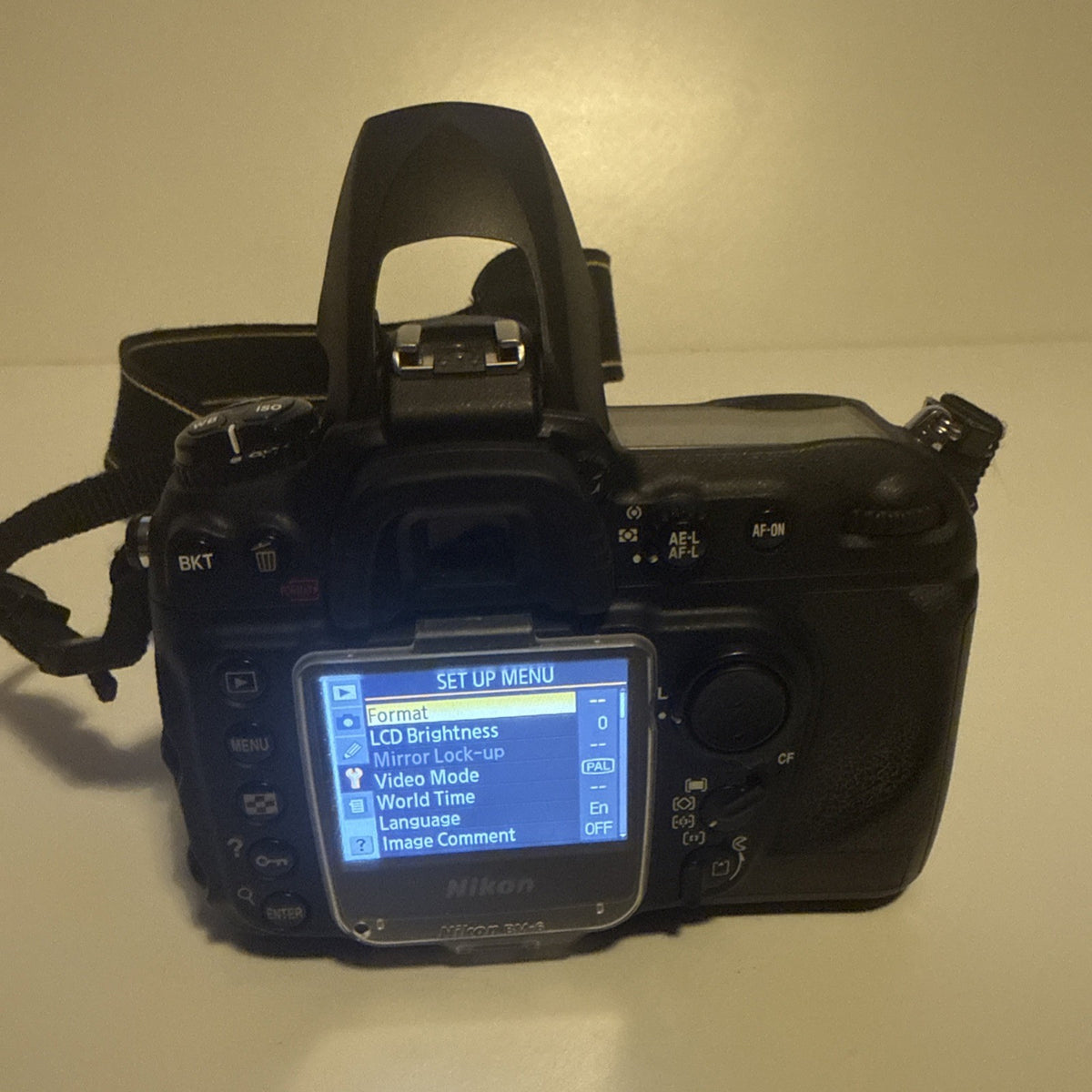 Nikon D200 Camera AF-S DX VR Zoom-Nikkor 18-200mm & Nikkor AF-S 18-70mm - Bundle