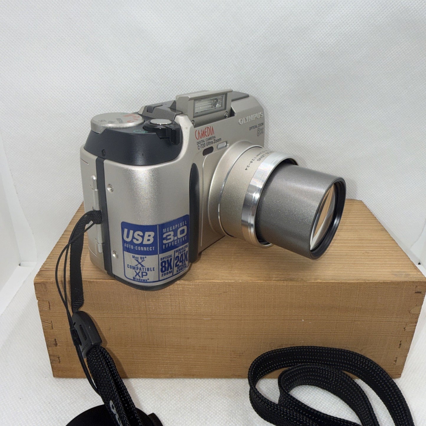 Olympus Digital Camera C-720 Ultra Zoom 3.0MP Tested Plus Memory Card Retro
