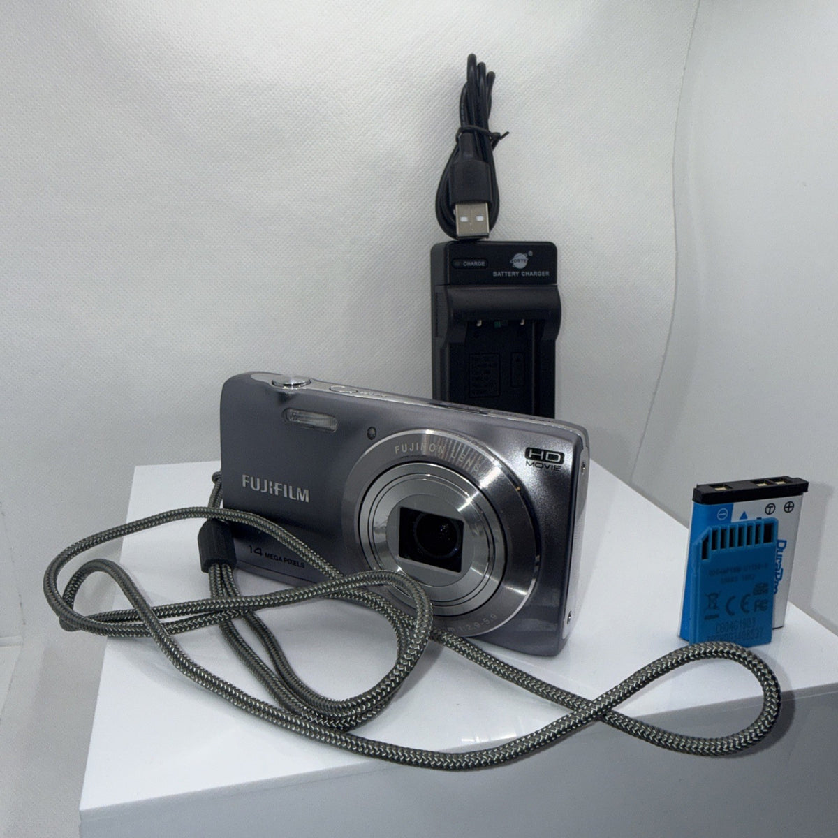 Fujifilm Finepix JZ100 Digital Camera 14MP Tested *Lens Flaps Missing* Bundle