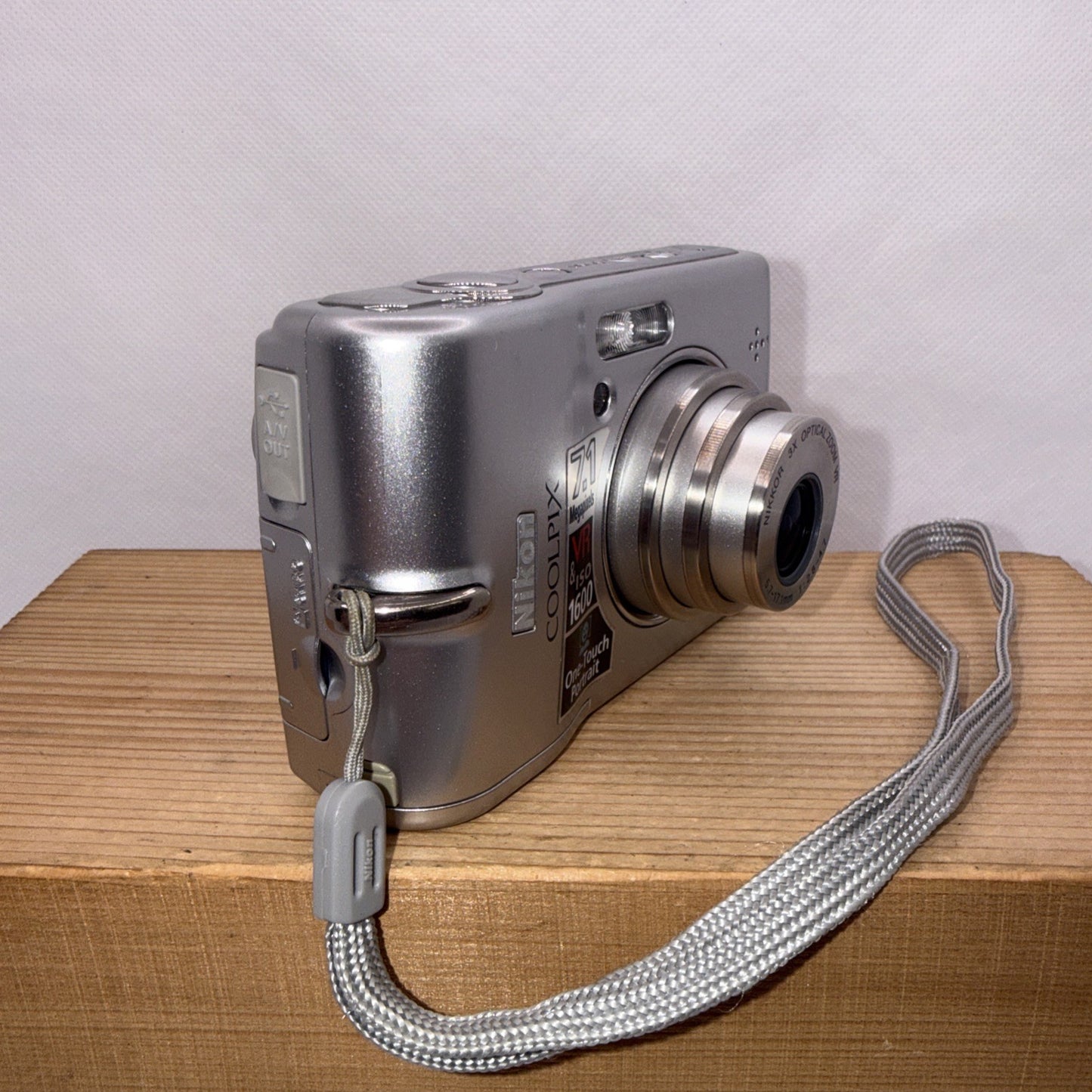 Nikon Digital Camera Coolpix L12 7.1MP Tested *Minor Screen Damage* + 4GB SD
