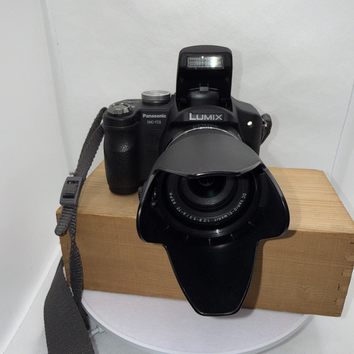 Panasonic Lumix DMC-FZ8 Digital Camera 7.2MP Tested + Charger Battery 4GB SD