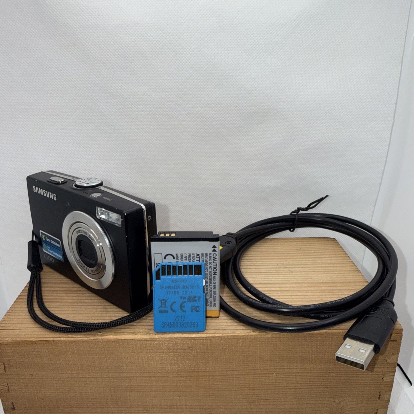 Samsung L100 8.2MP Digital Camera Tested *Minor damage + Charger Battery 4GB