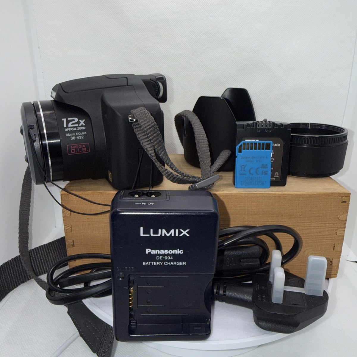 Panasonic Lumix DMC-FZ8 Digital Camera 7.2MP Tested + Charger Battery 4GB SD