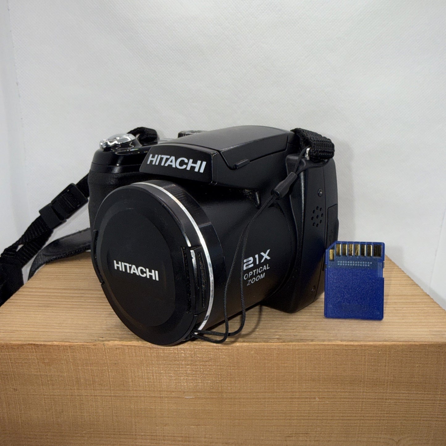 Hitachi HBC161E Digital Bridge Camera 21 x Zoom Tested Working Plus 4GB SD Card