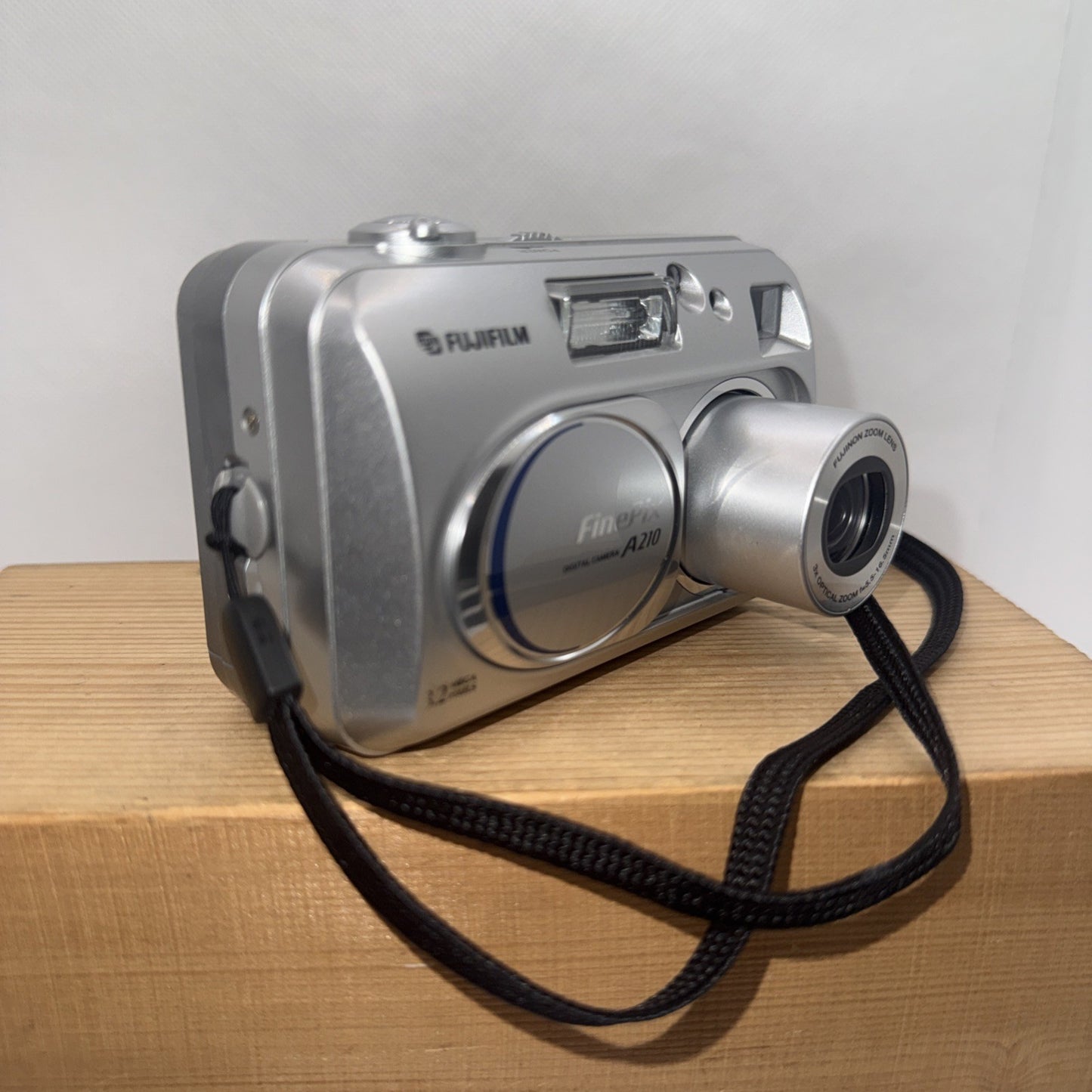 Fujifilm FinePix A210 3.2MP Digital Camera Tested Working + XD Cards And Reader