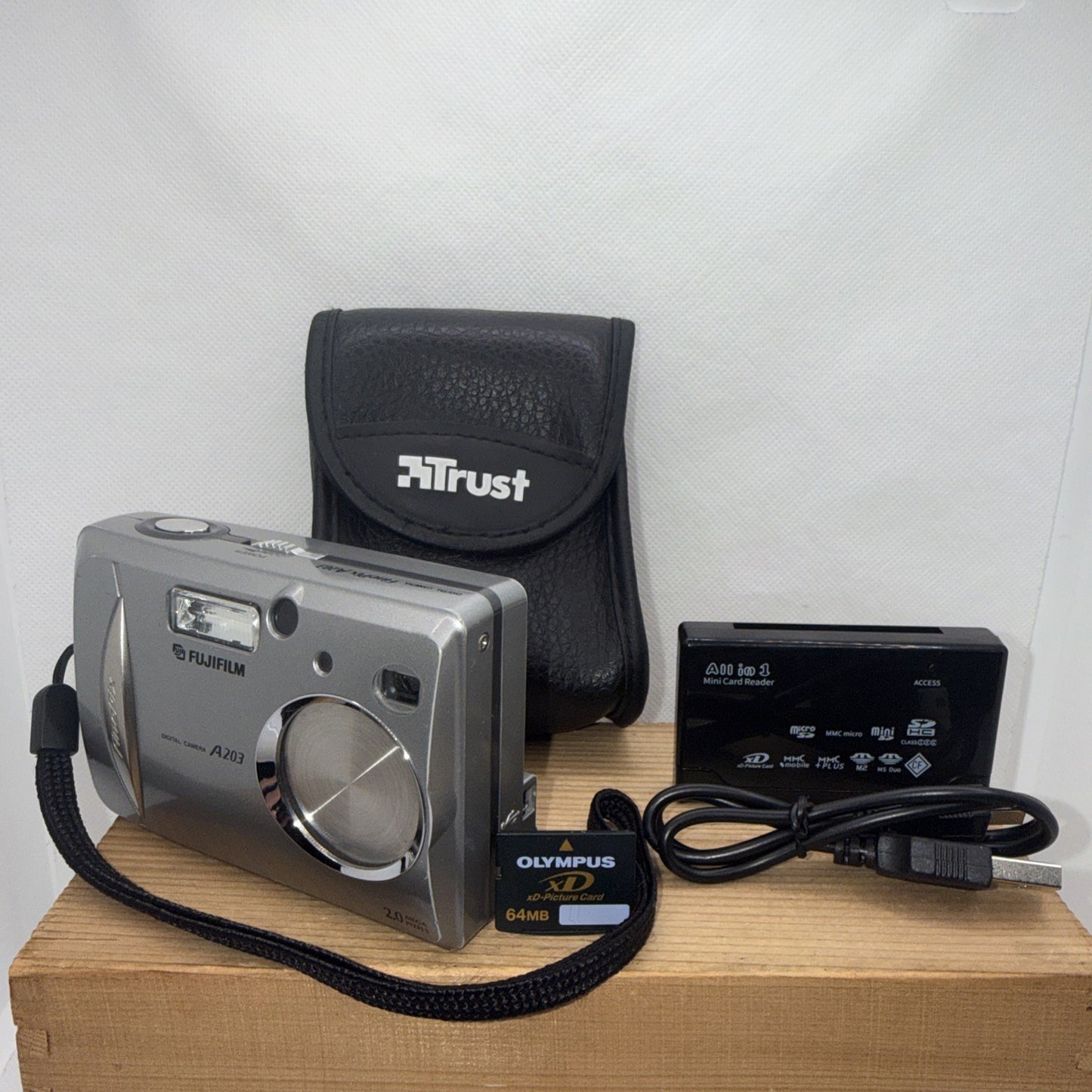 Fujifilm FinePix A203 2.0MP Compact Digital Camera + XD Card & Accessories Retro