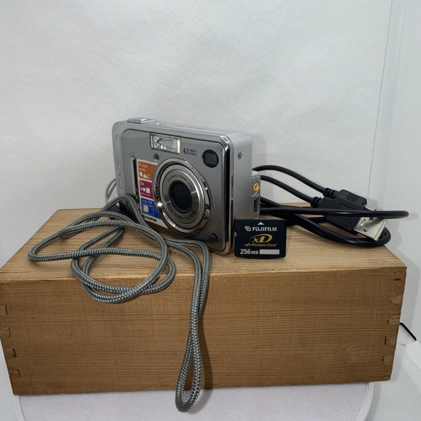 Fujifilm Finepix A400 4.1MP 3x Zoom Digital Camera Tested Working + 256MB XD