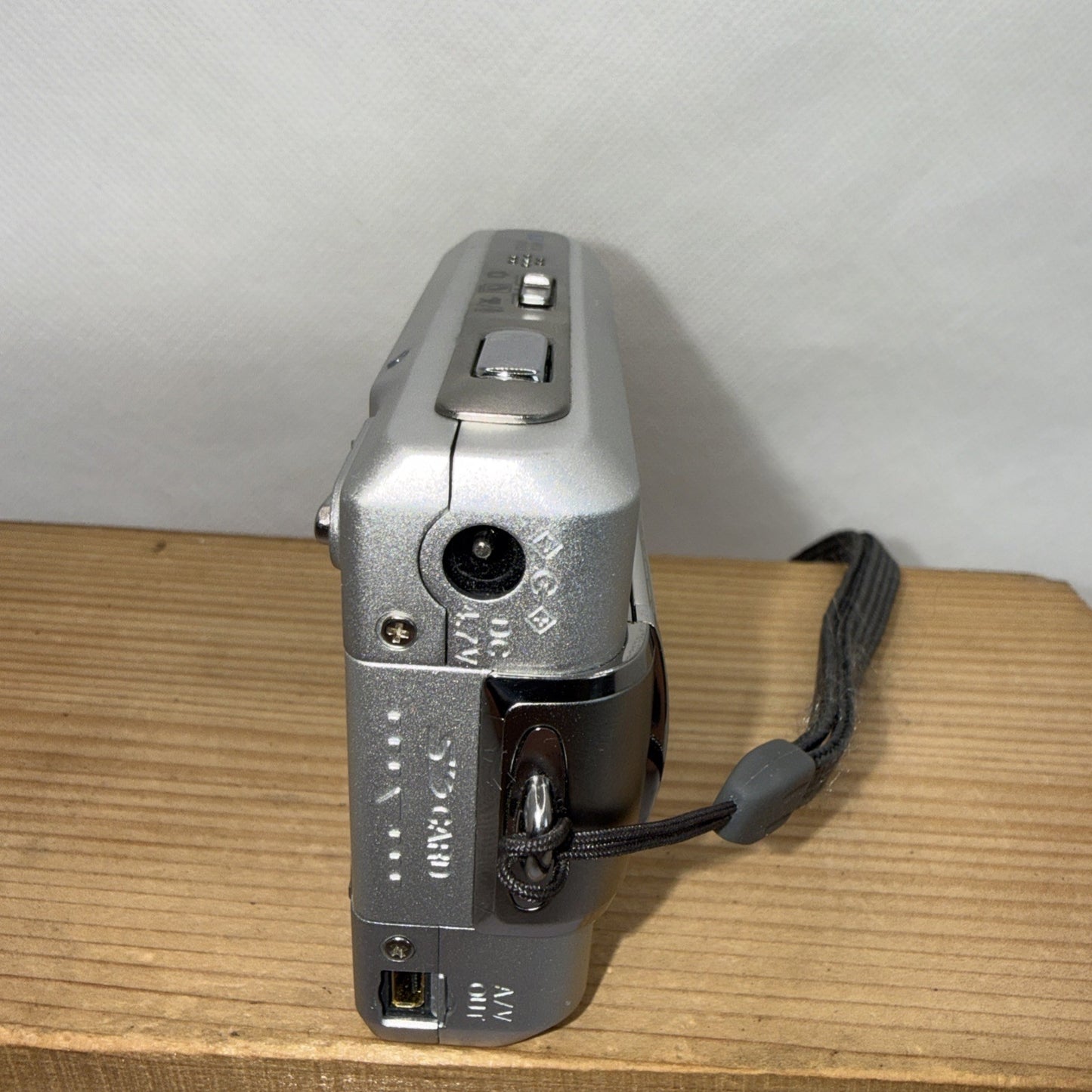 Konica Minolta DiMAGE X60 5MP Digital Camera Working + Charger Battery 4GB SD