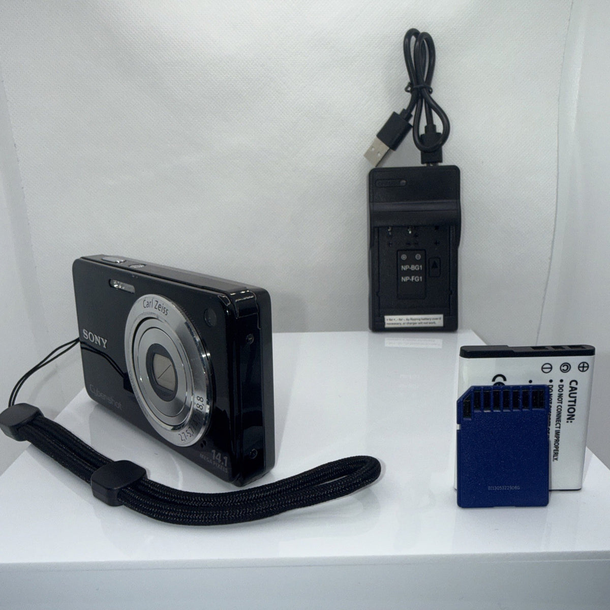 Sony Cyber-shot DSC-W560 Digital 14.1MP Camera Working + Charger Battery 8GB SD