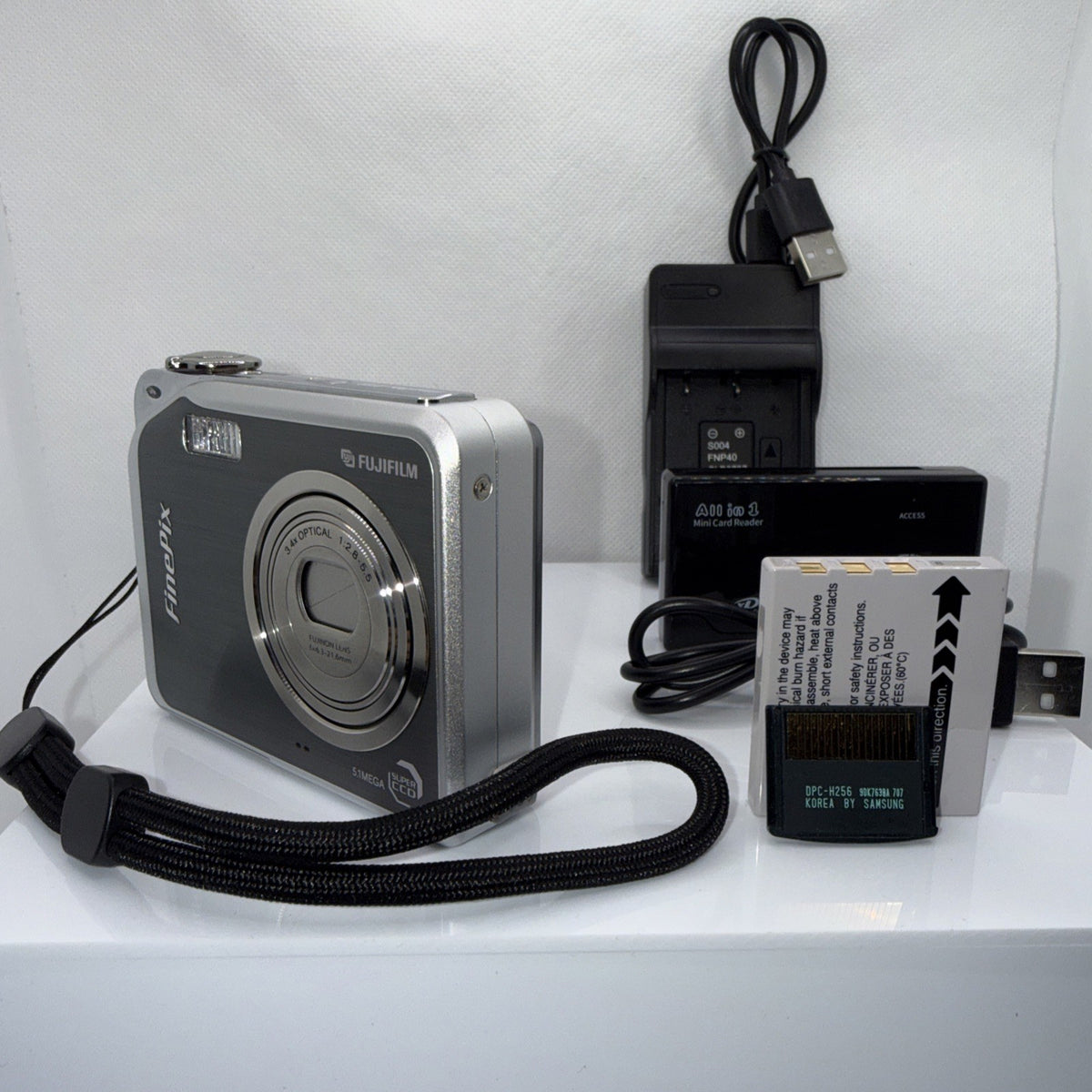 Digital Camera Fujifilm FinePix V10 5.1MP Tested Full Kit Excellent Condition