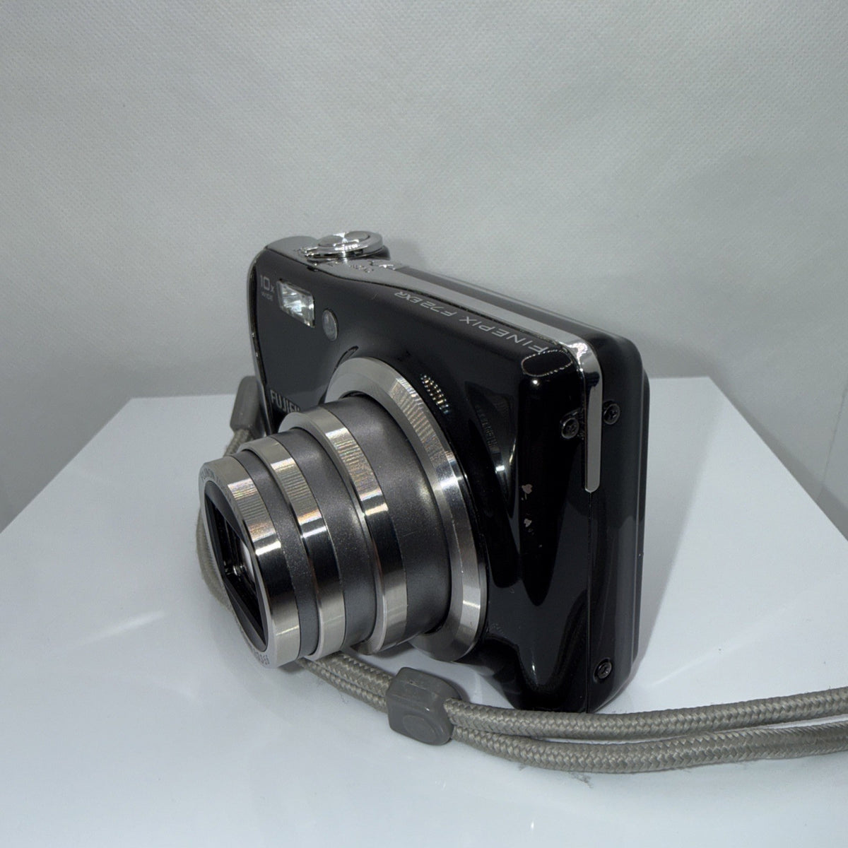 FujiFilm FinePix F72EXR 10MP Digital Camera Tested + Charger Battery 16GB SD