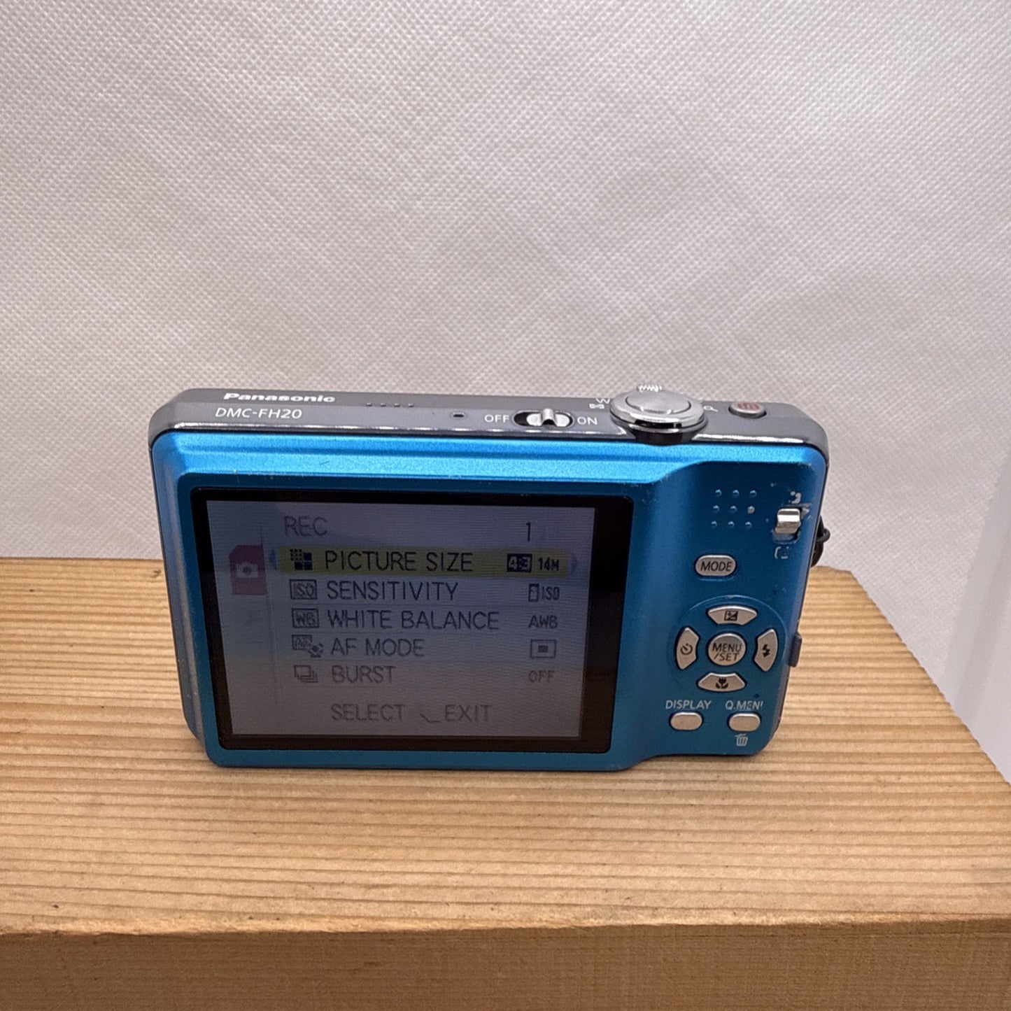 Panasonic LUMIX DMC-FS30 14.1MP Digital Camera Tested + Charger Battery 4GB SD