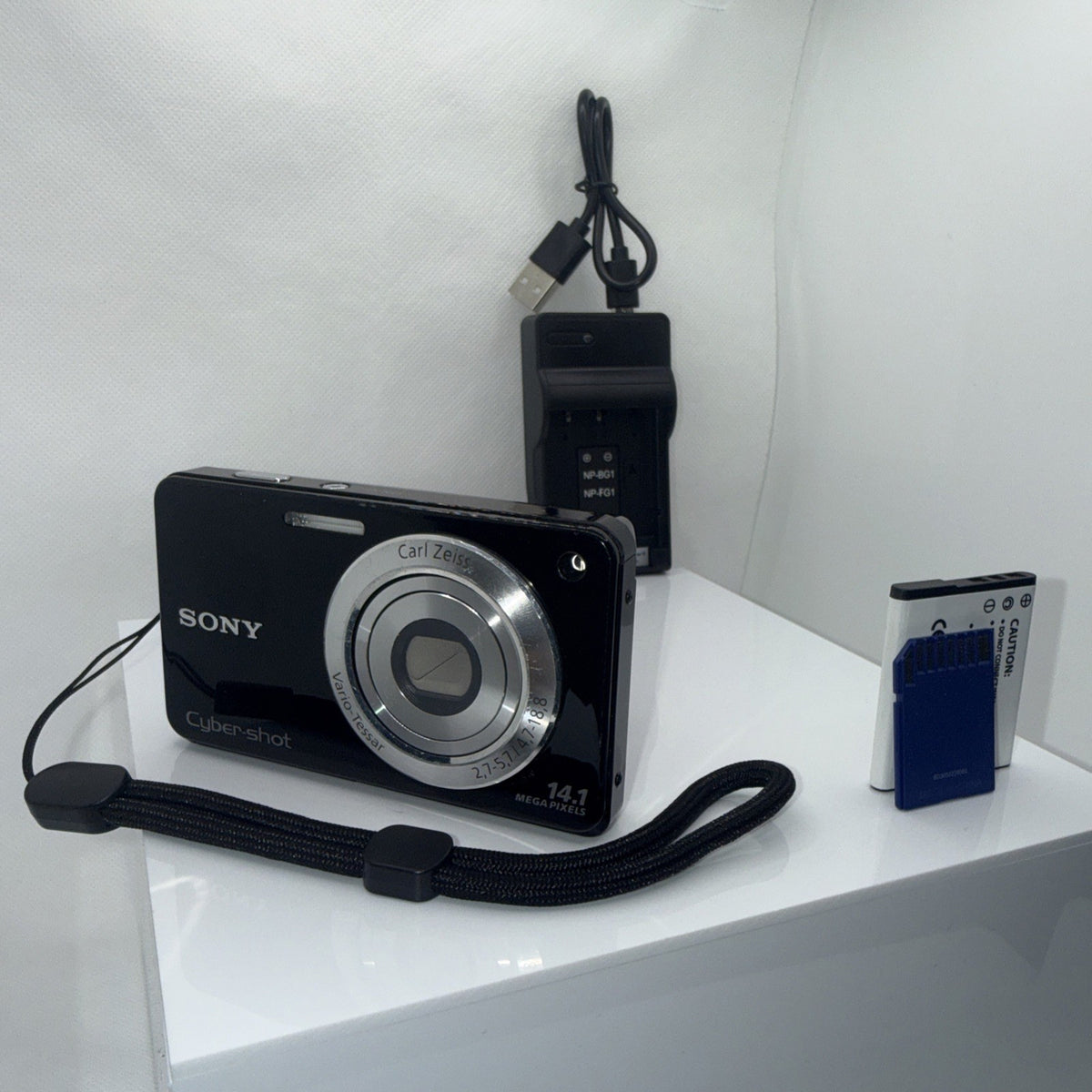Sony Cyber-shot DSC-W560 Digital 14.1MP Camera Working + Charger Battery 8GB SD