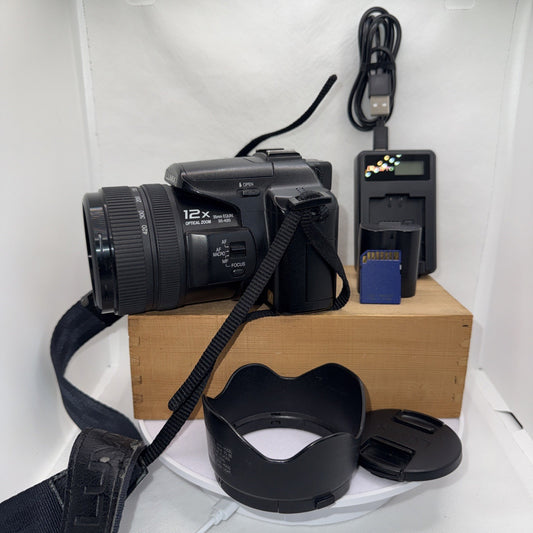 Panasonic Lumix DMC-FZ30 8MP Digital Camera Tested + Charger Battery SD Case