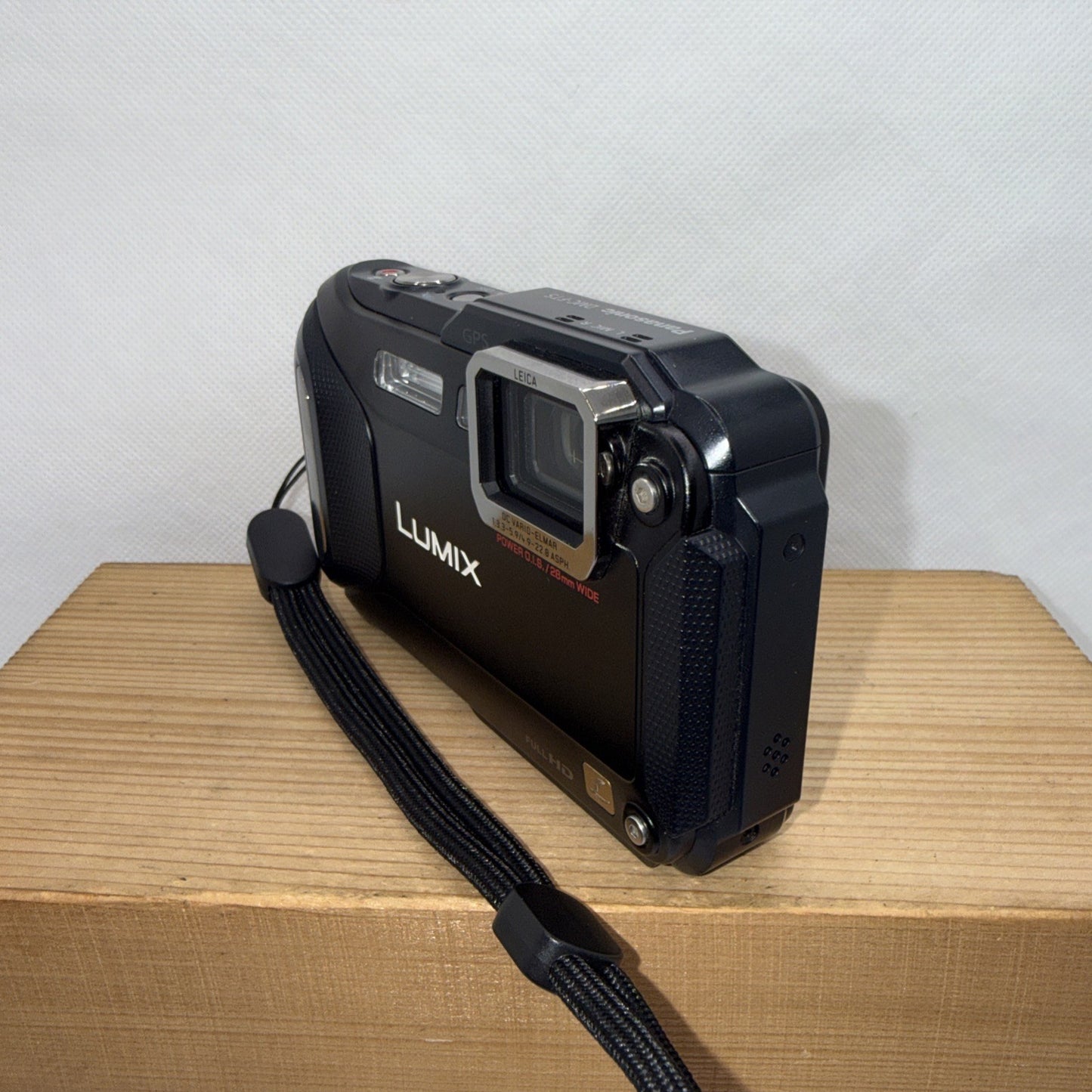Panasonic LUMIX DMC-FT5 16.1MP Waterproof Digital Camera Tested + Accessories