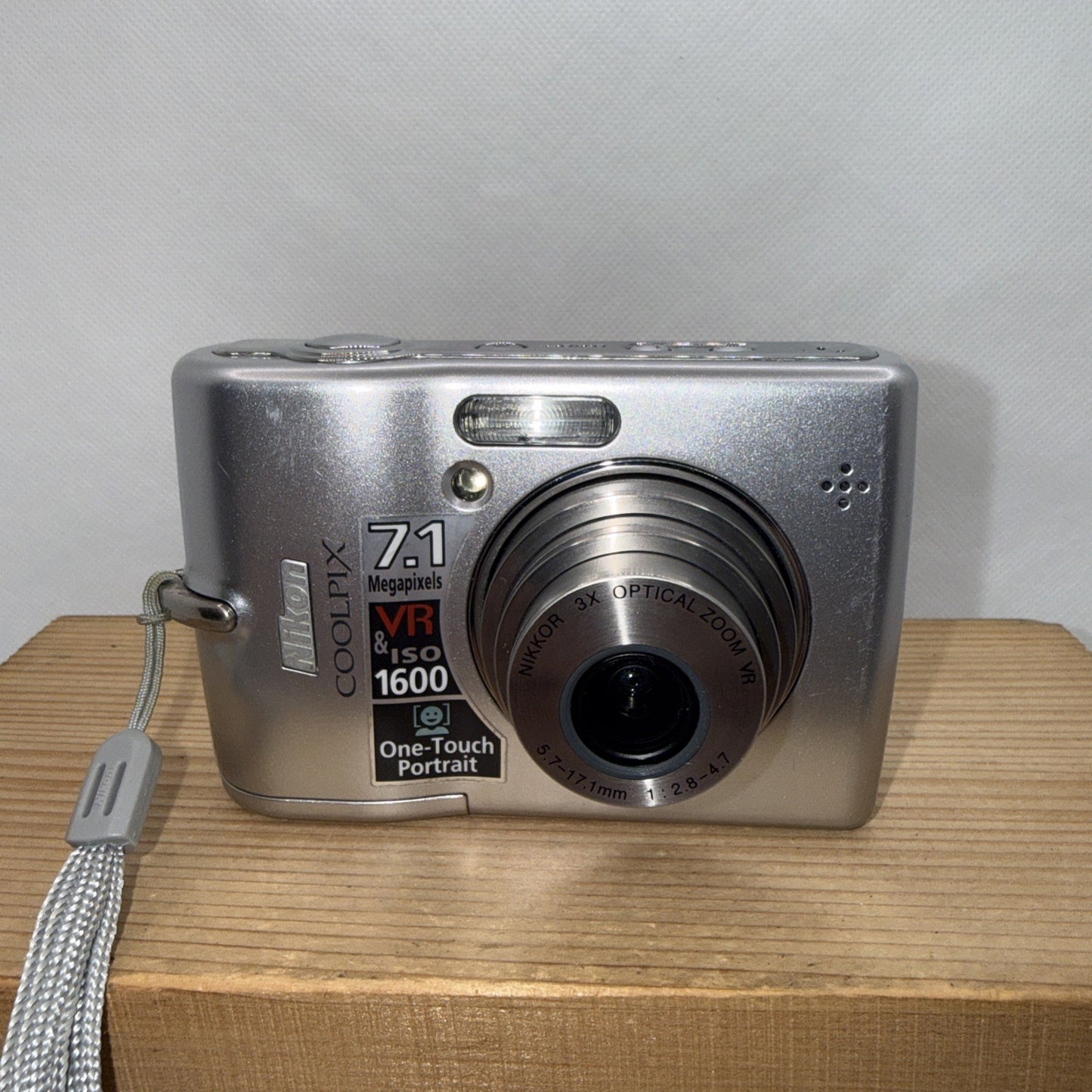 Nikon Digital Camera Coolpix L12 7.1MP Tested *Minor Screen Damage* + 4GB SD