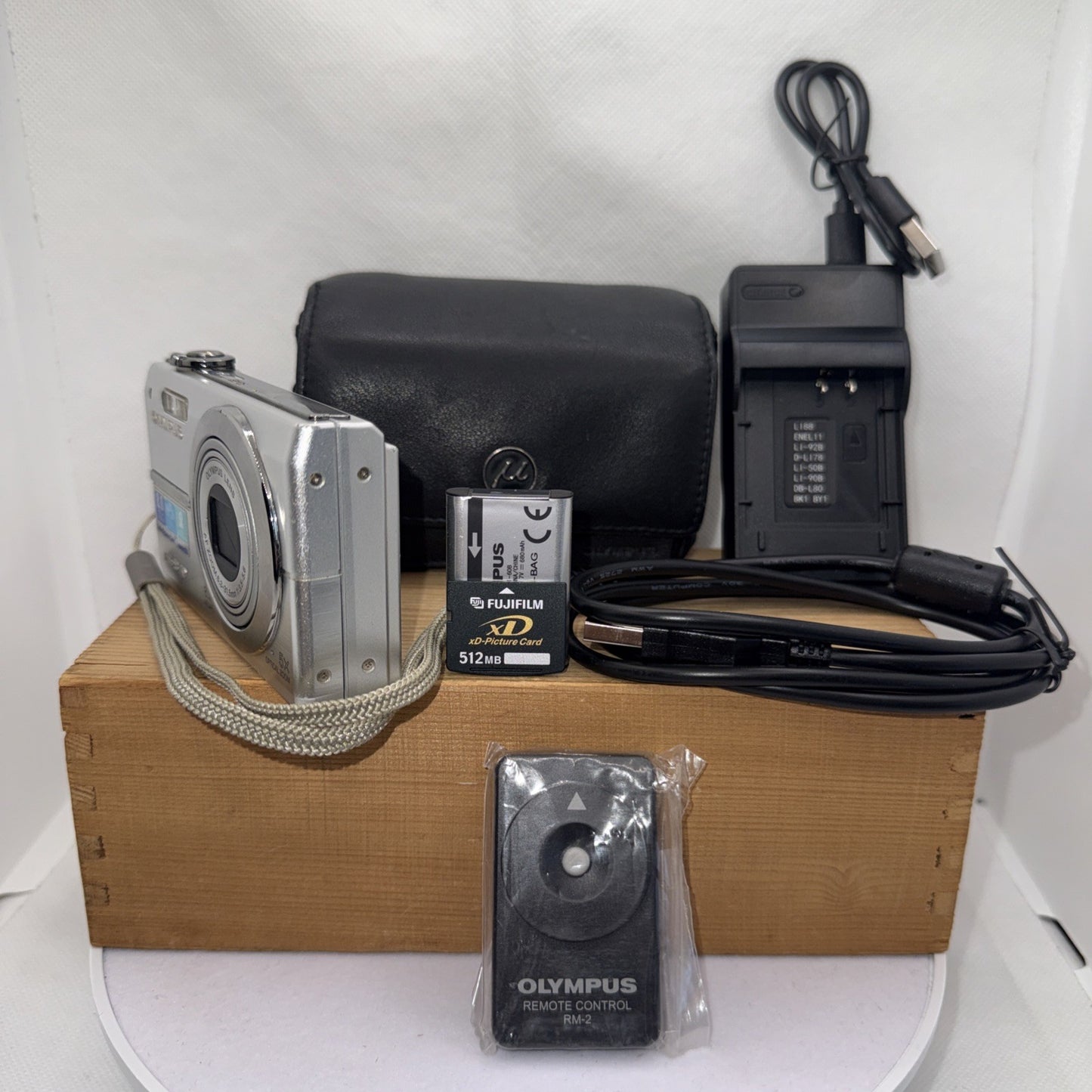 Olympus FE-370 8.0MP Digital Camera Working + Charger Battery Memory Case Retro
