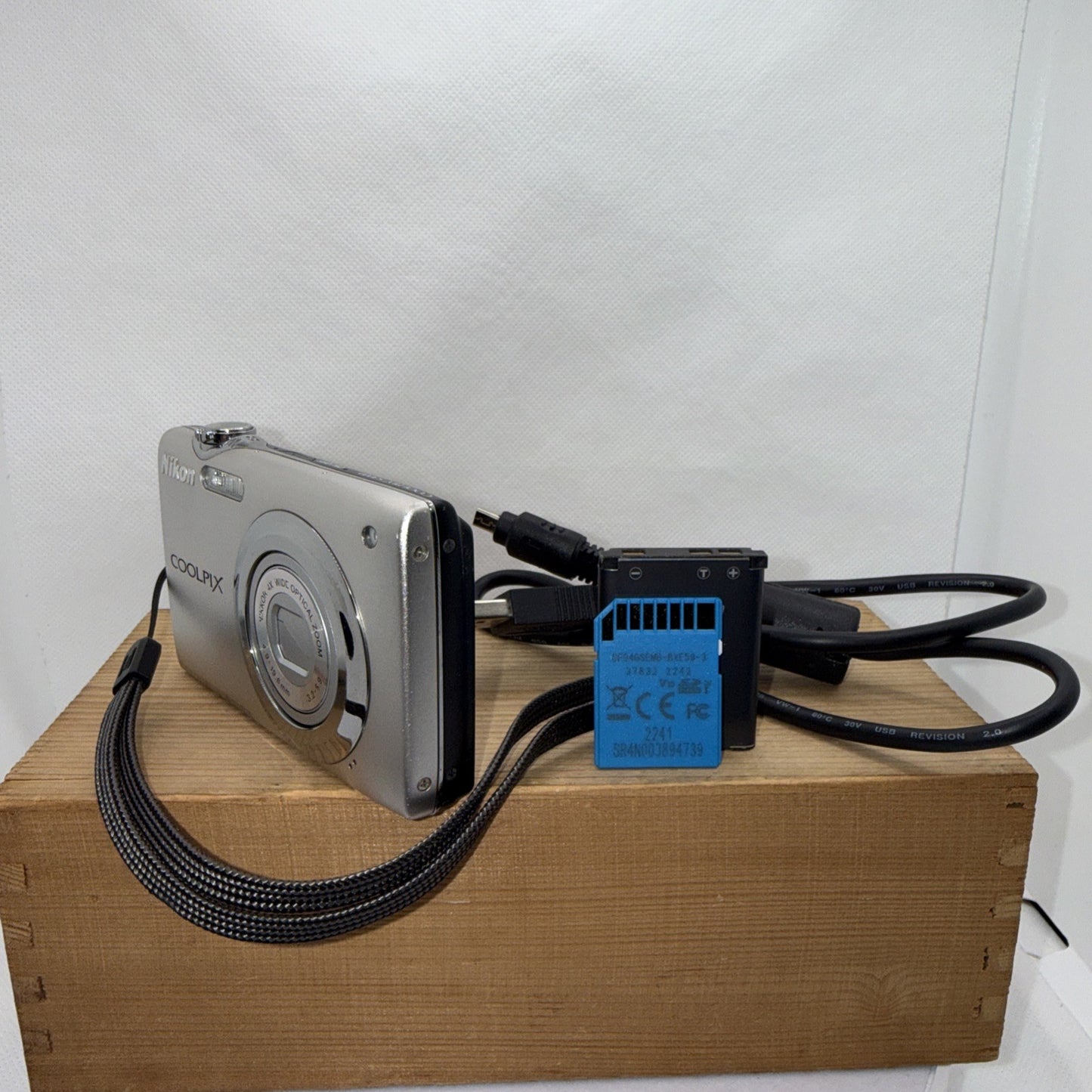 Nikon COOLPIX S3000 Compact Digital Camera 12MP Tested + Charger Battery 4GB SD