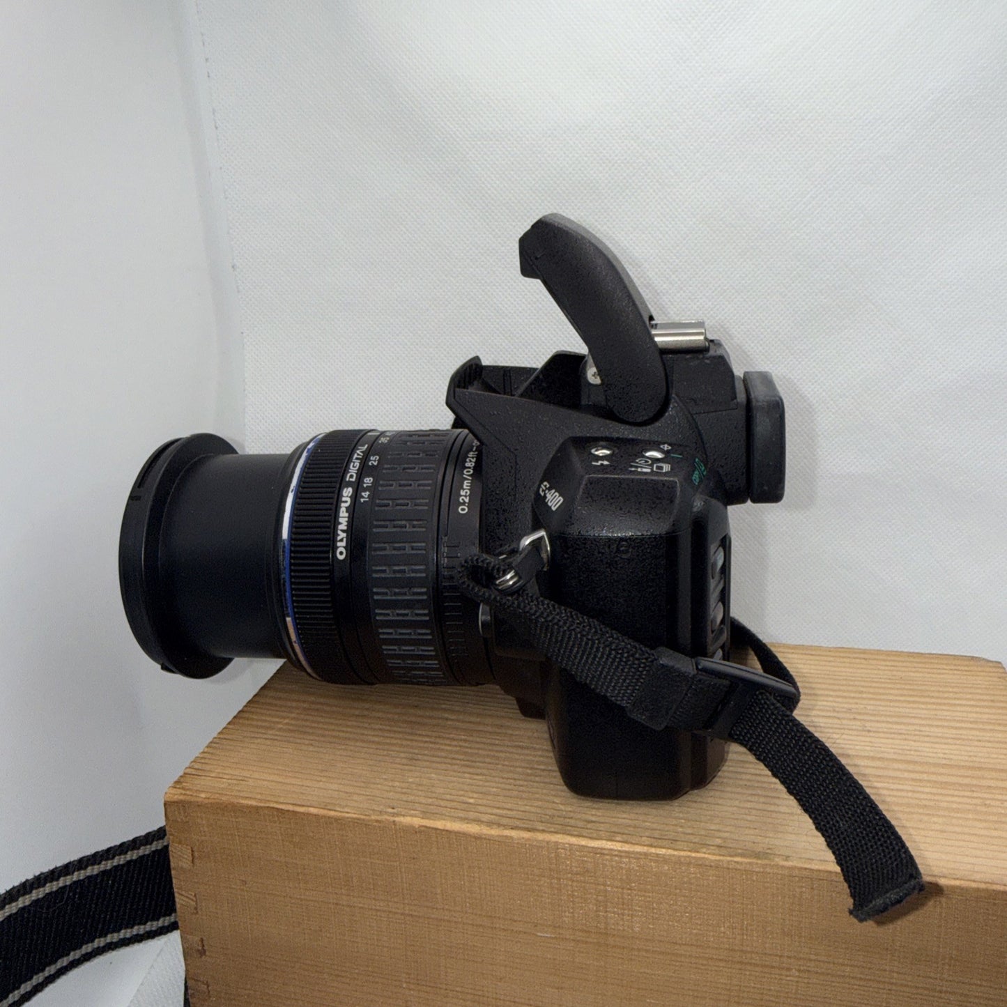 Olympus E-400 10MP Digital DSLR Camera Tested + Charger Battery Memory Case