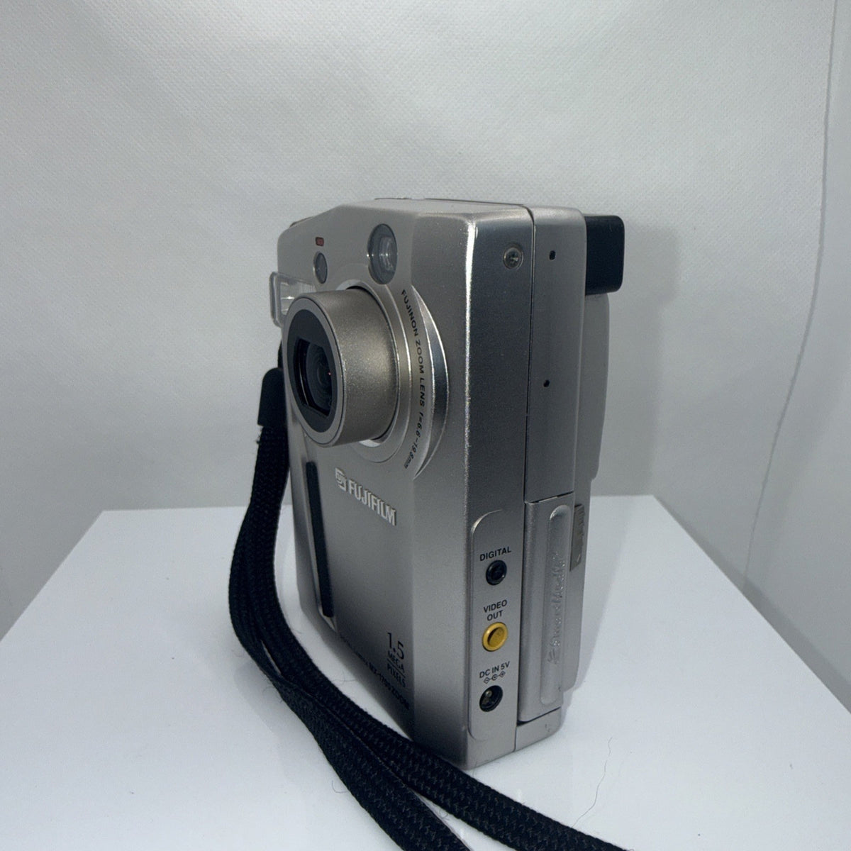 FujiFilm MX-1700 CCD 1.5MP L Digital Camera Tested + Charger Battery Memory