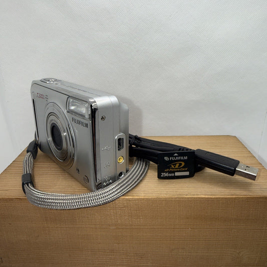 Fujifilm  FinePix A700 Digital Camera 7.3MP Tested + 256MB XD Card USB USB Cable