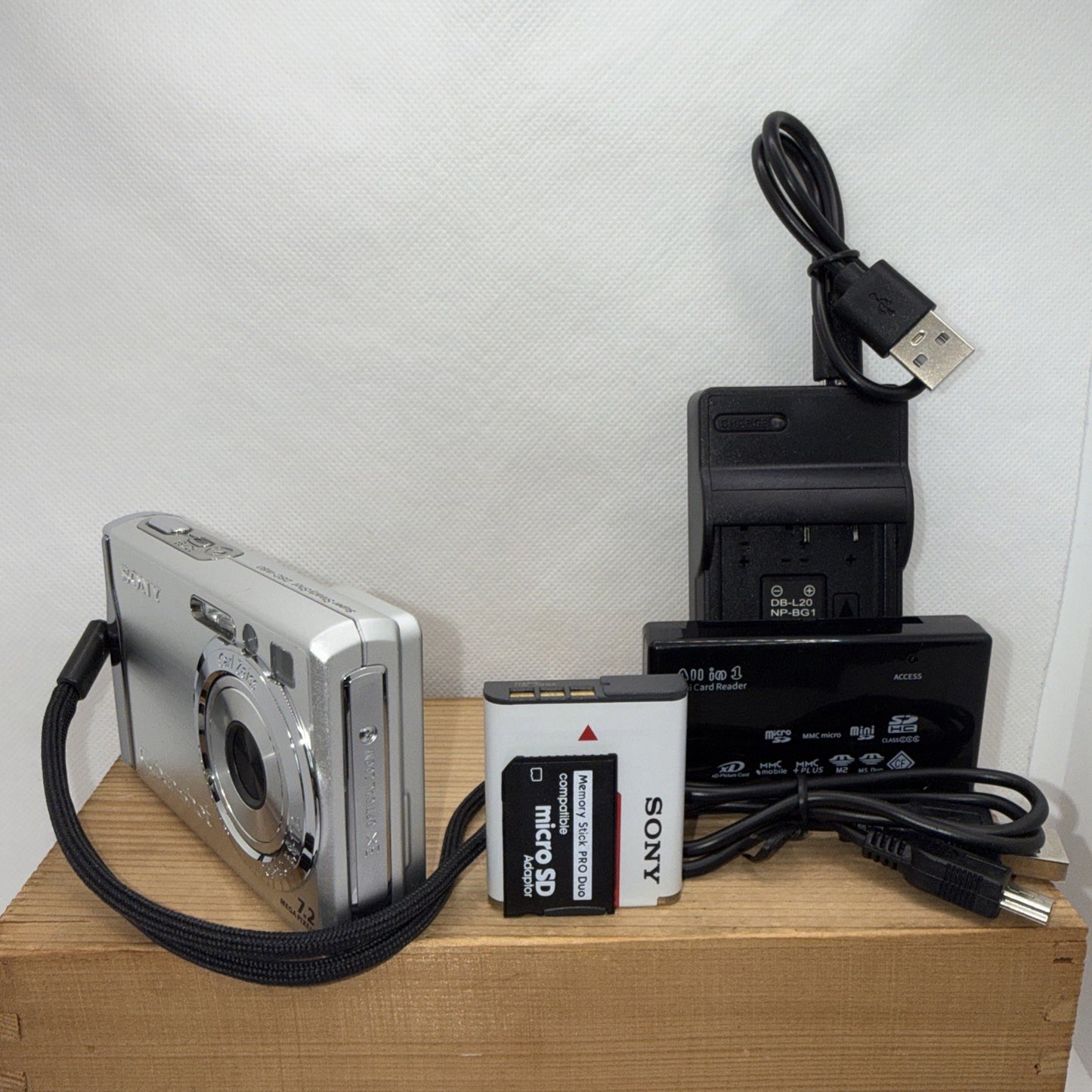 Sony Cybershot DSC-W80 7.2MP Digital Camera Tested + Charger Battery Memory Card