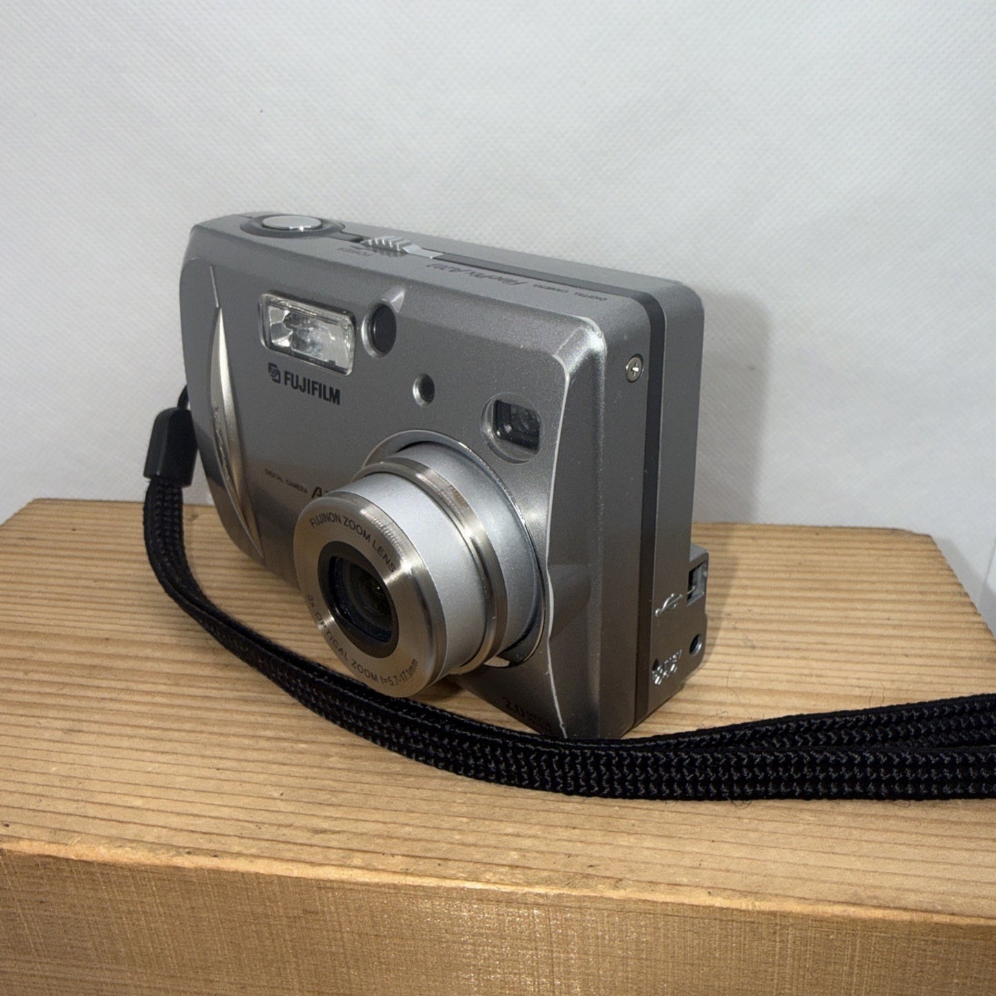 Fujifilm FinePix A203 2.0MP Compact Digital Camera + XD Card & Accessories Retro