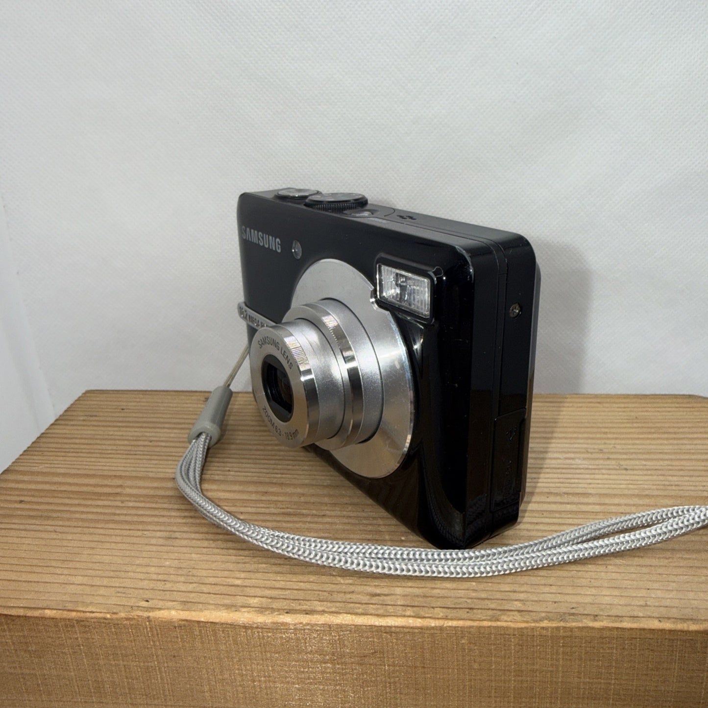 Samsung D1070 10.2MP Digital Camera Boxed Tested + 4GB SD Memory Card