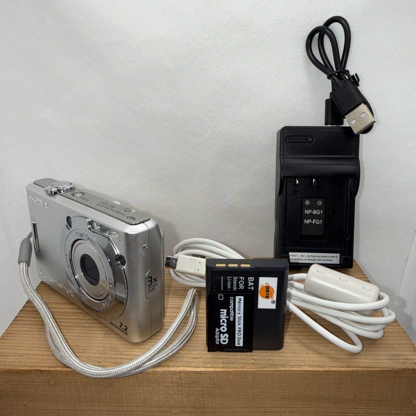 Sony Cyber-shot DSC-W35 7.2MP Digital Camera Tested + Charger Battery Memory