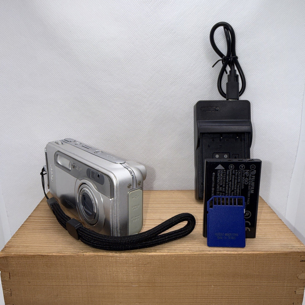 Kodak Digital Camera EasyShare LS743 4.0MP Tested + Charger Battery 2GB SD Card