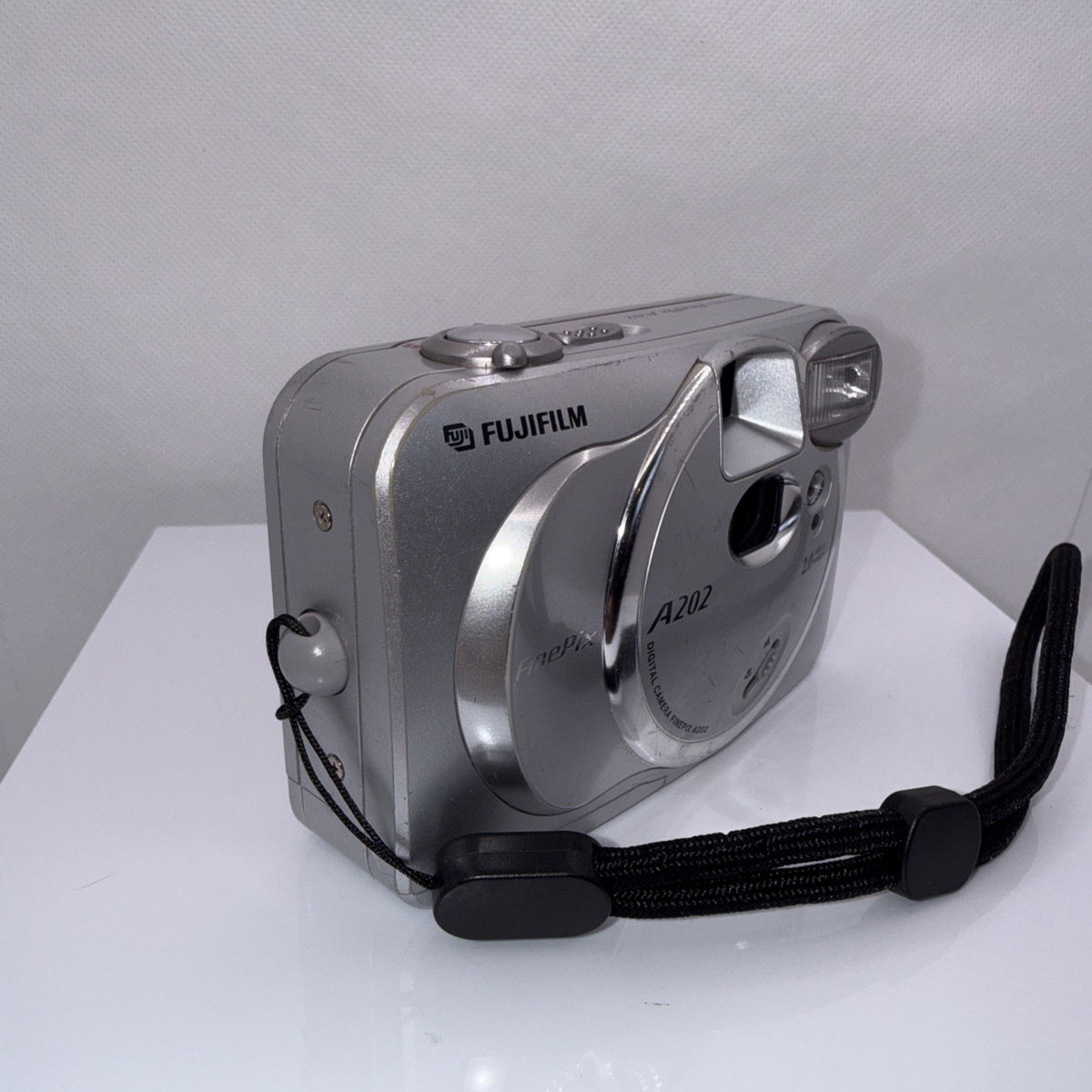 Fujifilm FinePix A202 2MP Digital Camera Tested Y2K + Charger Batteries Memory